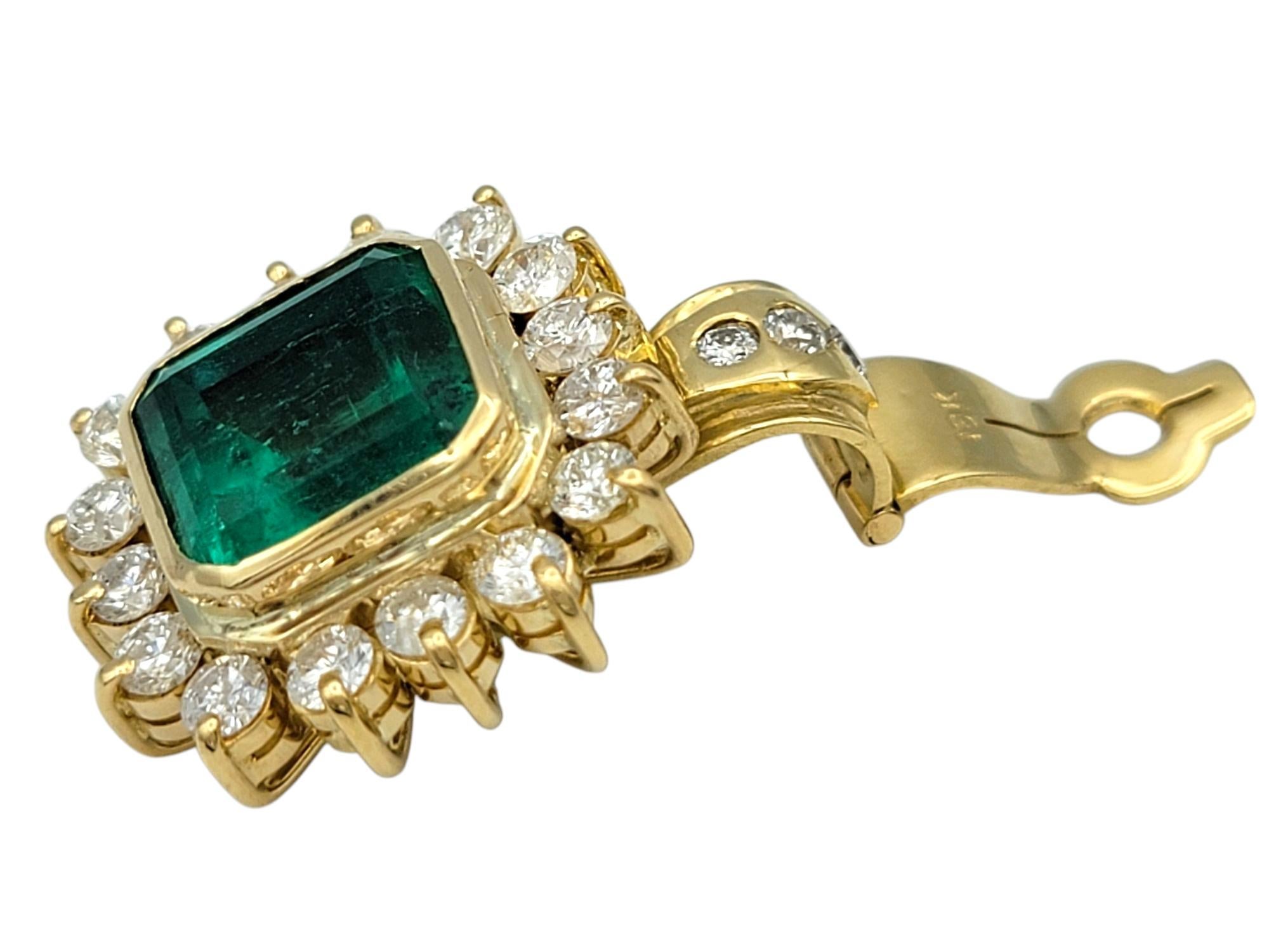 Taille émeraude Pendentif en or jaune 18 carats avec émeraude colombienne et halo en diamant en vente