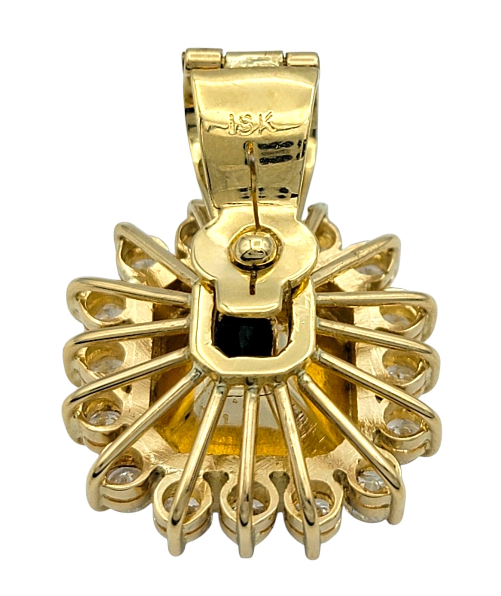Pendentif en or jaune 18 carats avec émeraude colombienne et halo en diamant Bon état - En vente à Scottsdale, AZ