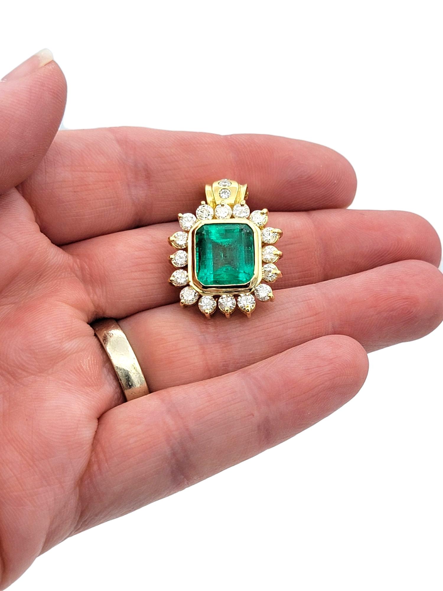 Pendentif en or jaune 18 carats avec émeraude colombienne et halo en diamant en vente 1
