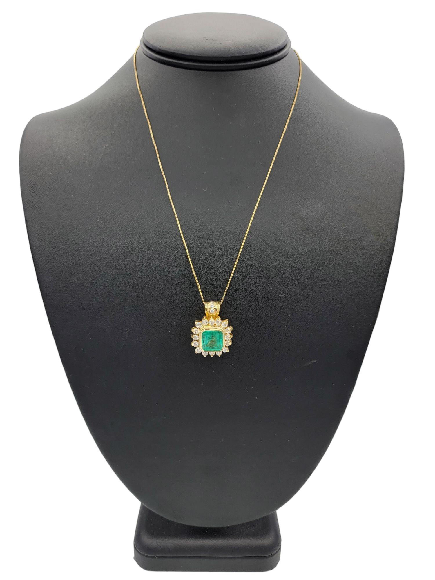 Pendentif en or jaune 18 carats avec émeraude colombienne et halo en diamant en vente 2