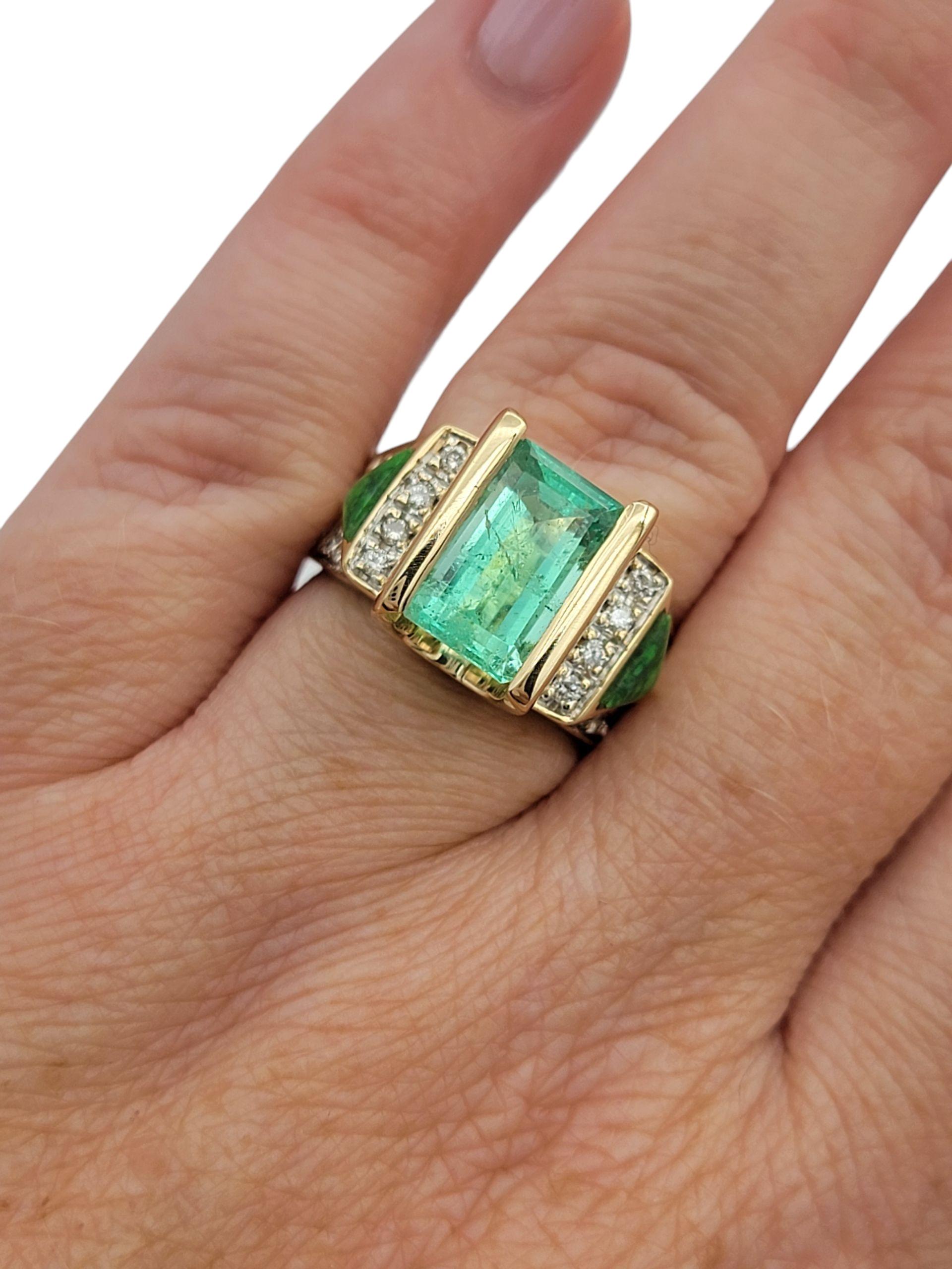 Bague en émeraude de Colombie avec jade et diamants Or jaune 14 carats en vente 4