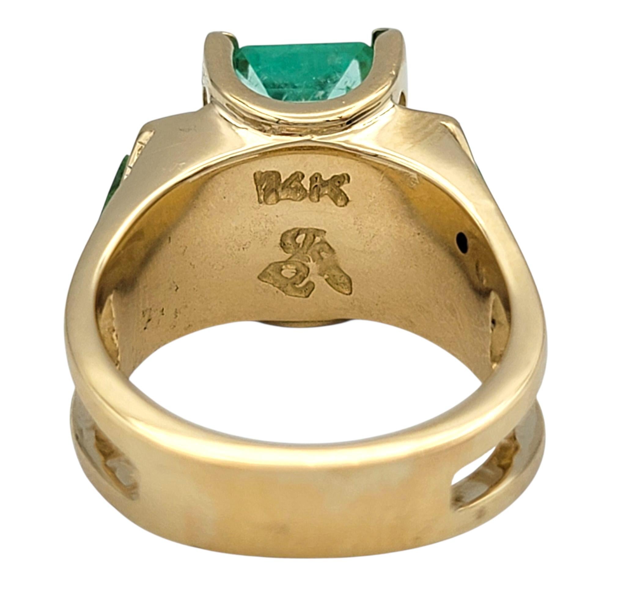 Bague en émeraude de Colombie avec jade et diamants Or jaune 14 carats en vente 2