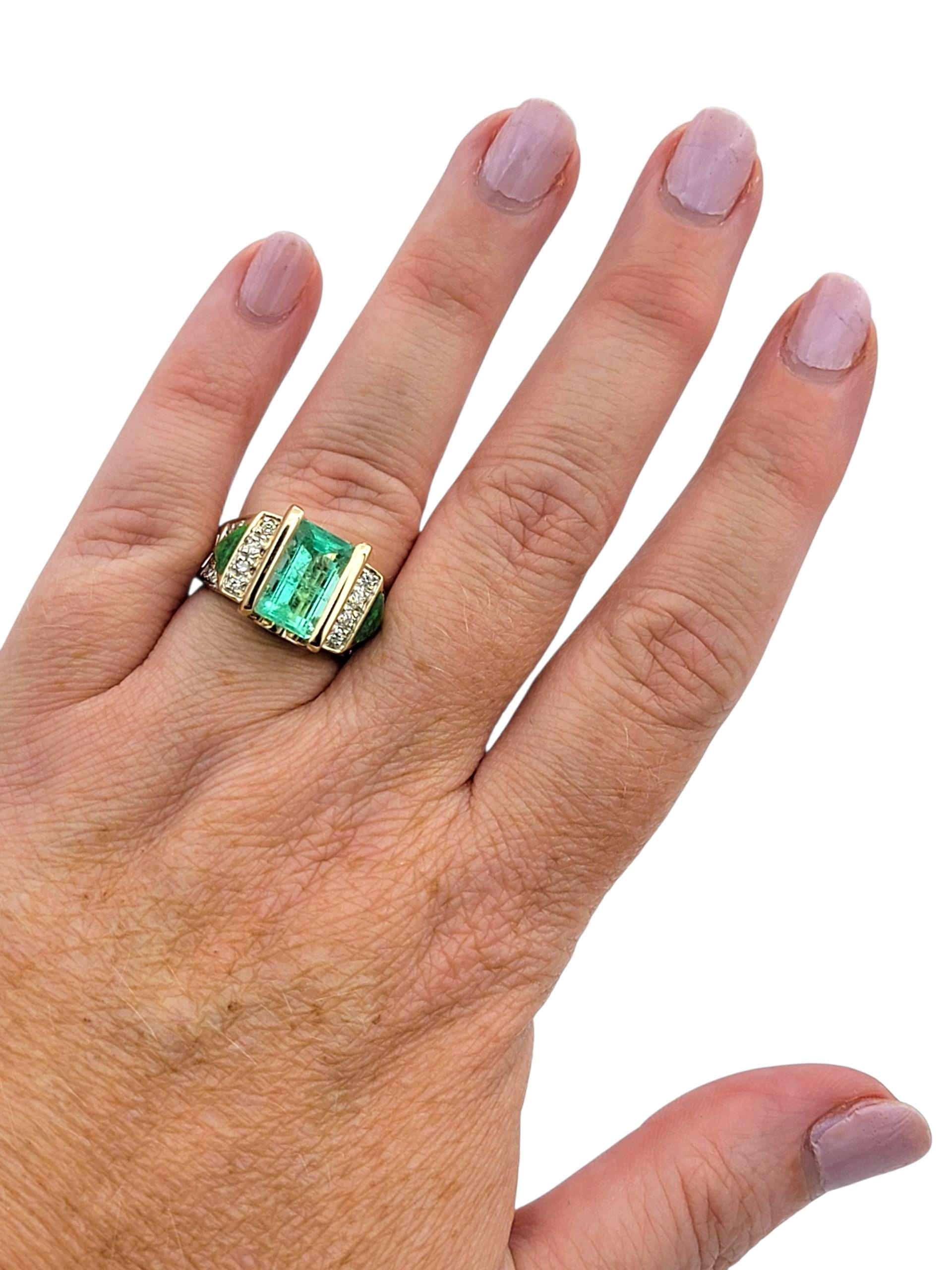 Bague en émeraude de Colombie avec jade et diamants Or jaune 14 carats en vente 3