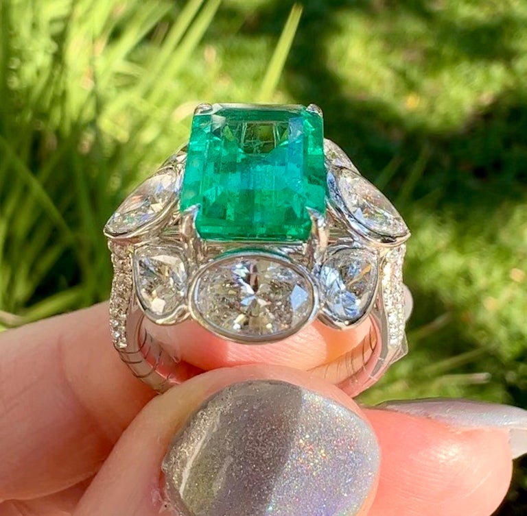 This is an opportunity to own a truly magnificent Colombian emerald ring that is sure to take your breath away. The centerpiece of this ring is a stunning 2.91-carat emerald that is natural with minimal oil and no other treatments, making it a