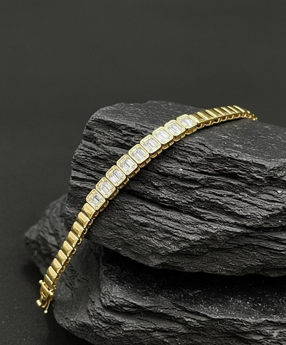Emerald Cut Diamond 14K (or 18k upon request) Gold Bezel Tennis Bracelet (Moderne) im Angebot