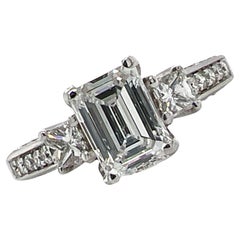 Anello di fidanzamento moderno con diamante taglio smeraldo in oro bianco 18 carati GIA E/SI2