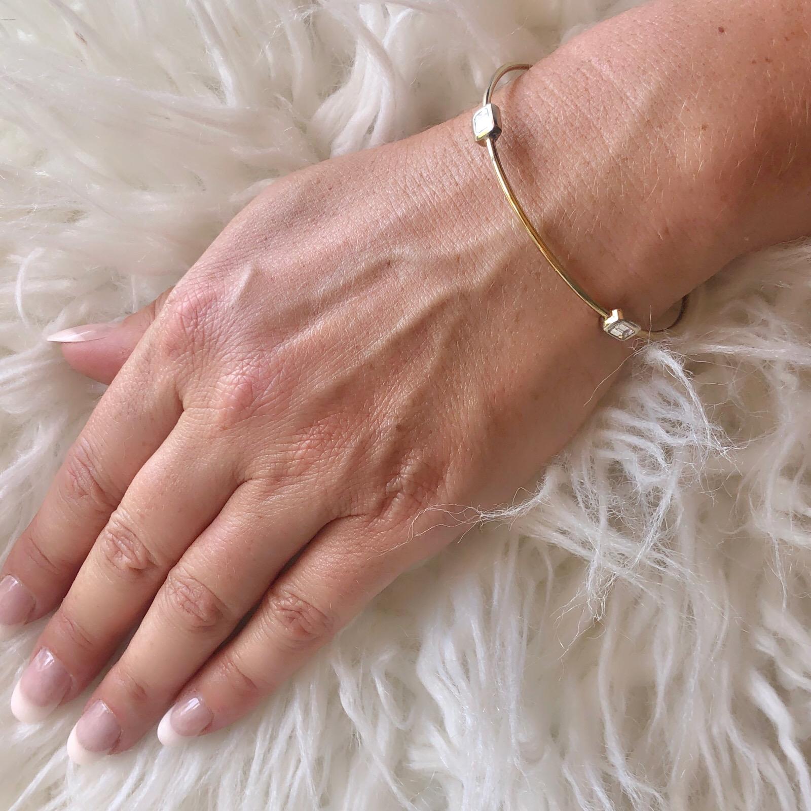 Taglio smeraldo Bracciale Bangle in oro 18k con diamanti taglio smeraldo in vendita