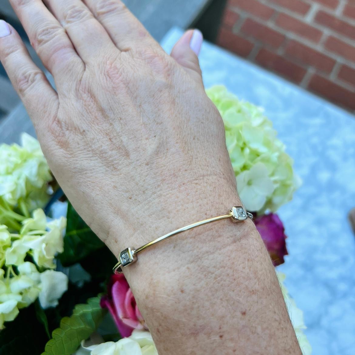 Bracciale Bangle in oro 18k con diamanti taglio smeraldo in vendita 2