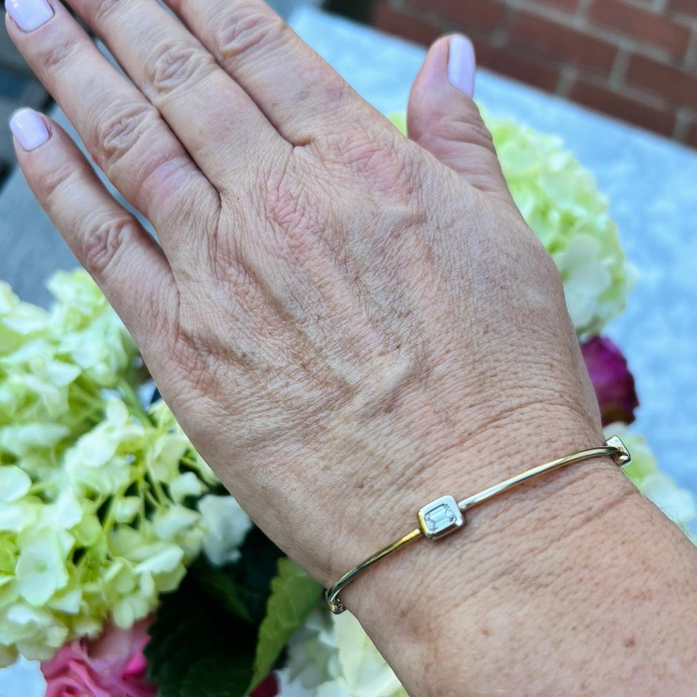 Bracciale Bangle in oro 18k con diamanti taglio smeraldo in vendita 3