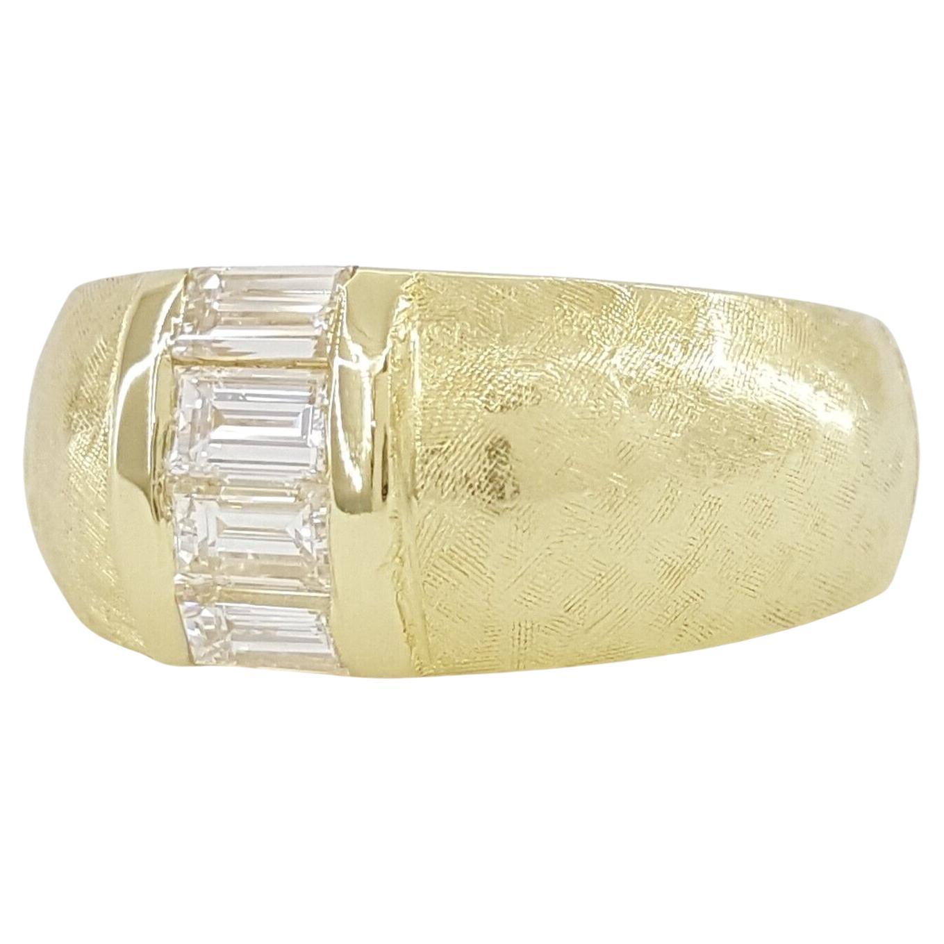 Bague en or jaune 18K avec diamant taille émeraude Unisexe en vente