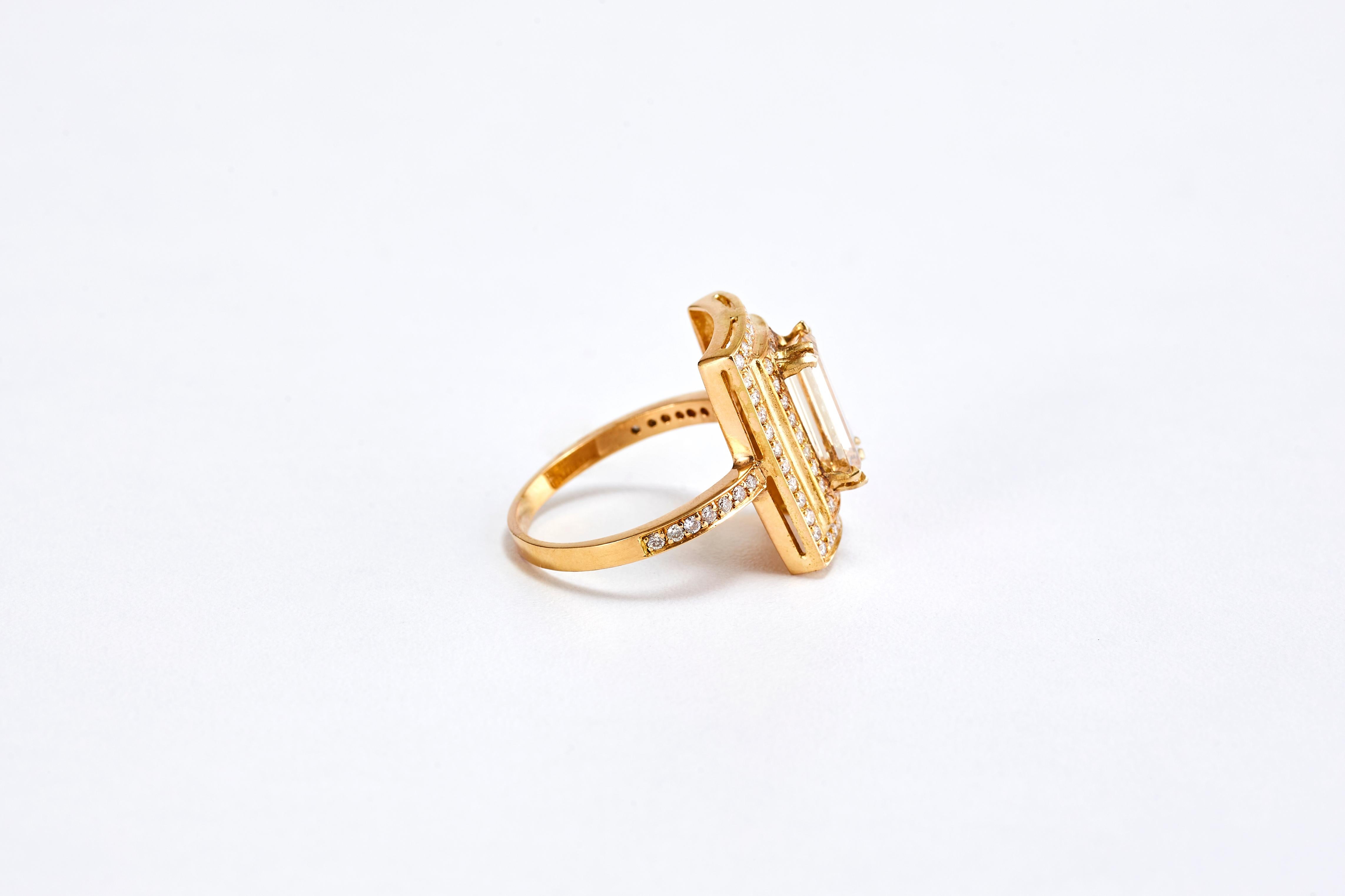 Taille émeraude Bague en or jaune 14 carats et diamant taille émeraude avec double halo de diamants en vente
