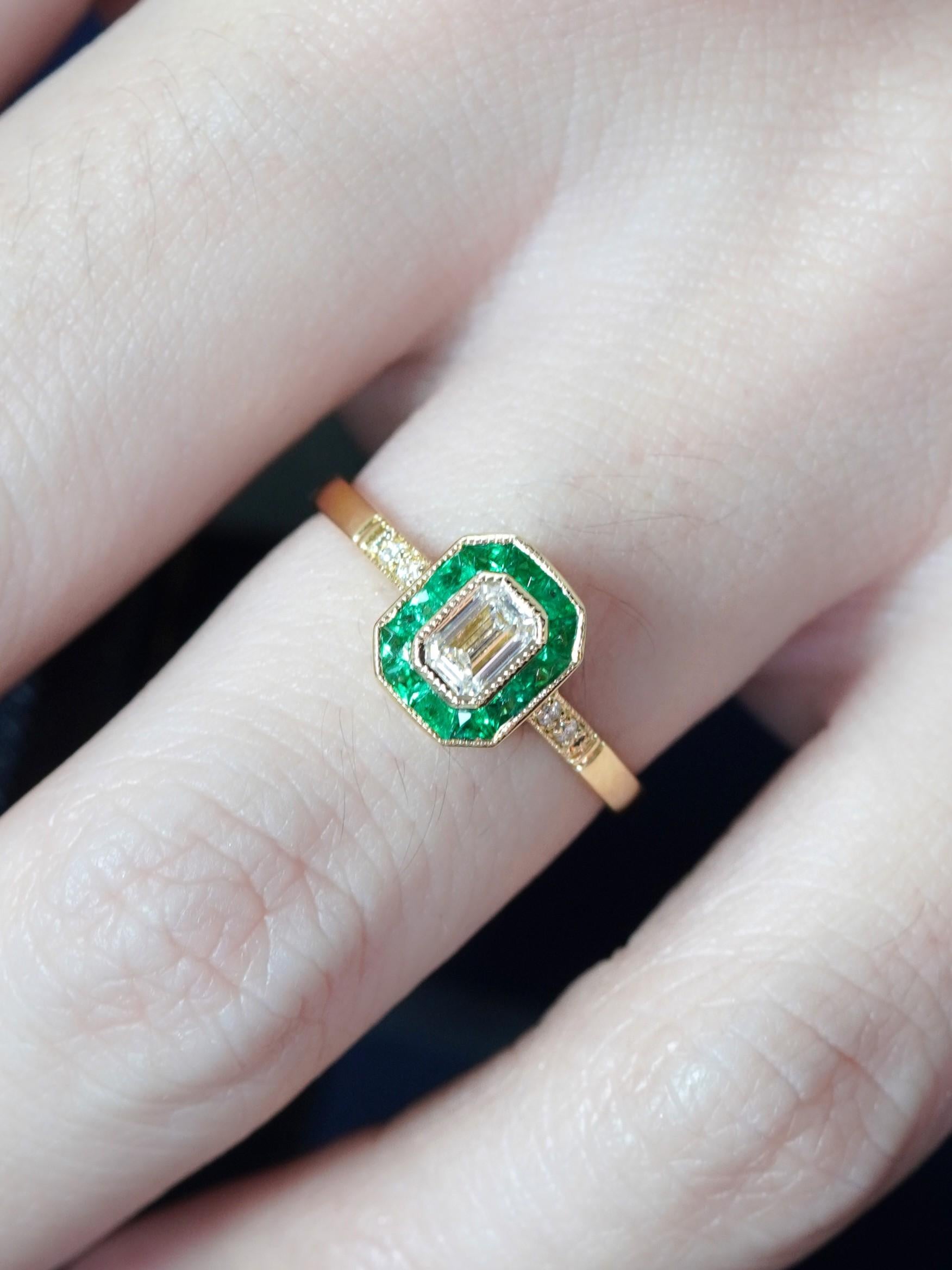 Smaragdgeschliffener Diamant und Smaragd Verlobungsring im Art Deco Stil aus 18K Gelbgold (Art déco) im Angebot