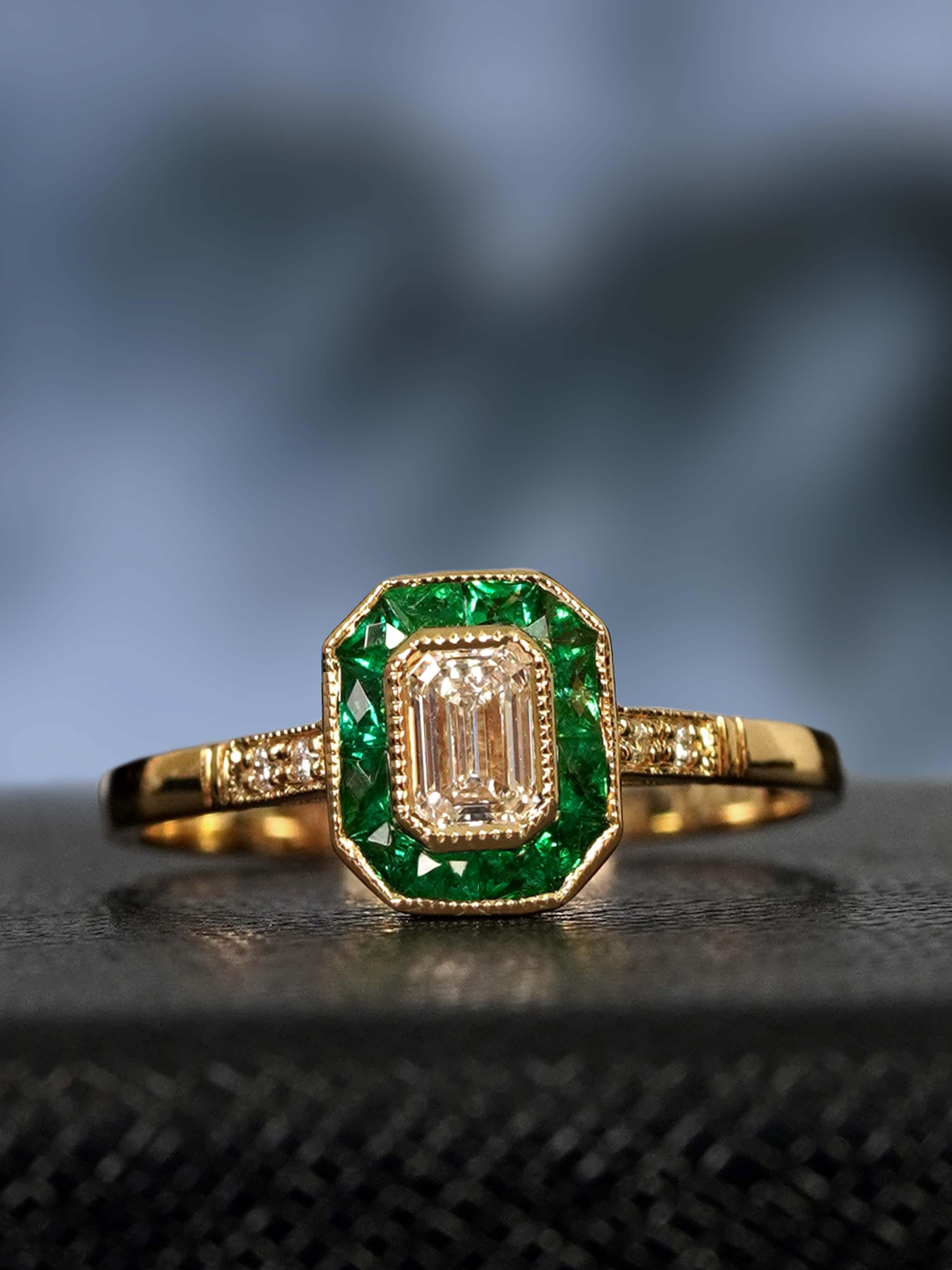 Smaragdgeschliffener Diamant und Smaragd Verlobungsring im Art Deco Stil aus 18K Gelbgold im Zustand „Neu“ im Angebot in Bangkok, TH