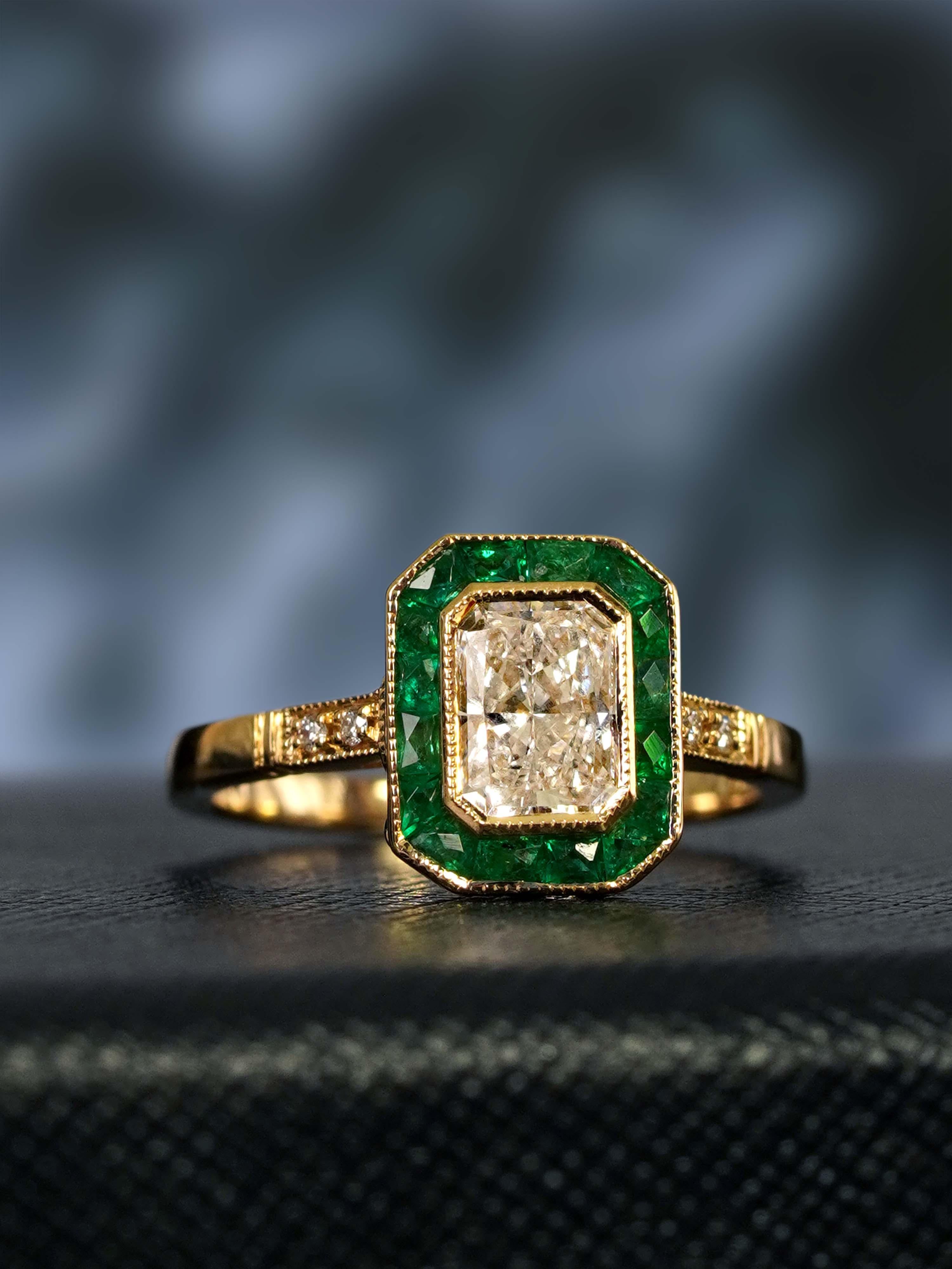 Smaragdgeschliffener Diamant und Smaragd Verlobungsring im Art Deco Stil aus 18K Gelbgold Damen im Angebot