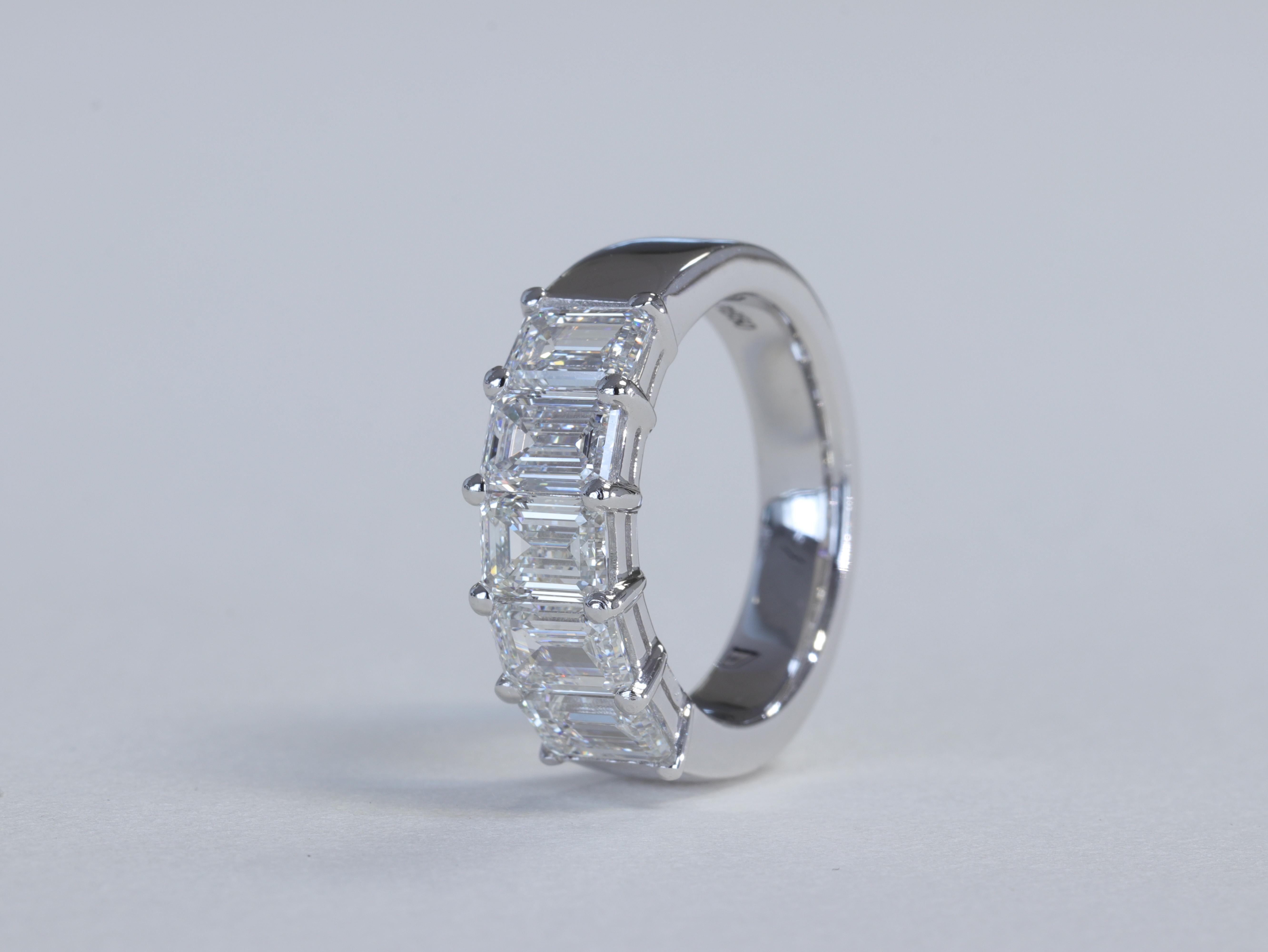 Smaragdschliff Diamant und Platin 5 Stein Jahrestag Hochzeit Band Ring GIA

Mit 2,54 Karat D-F VVS-VS Diamanten im Smaragdschliff in Platin besetzt. 