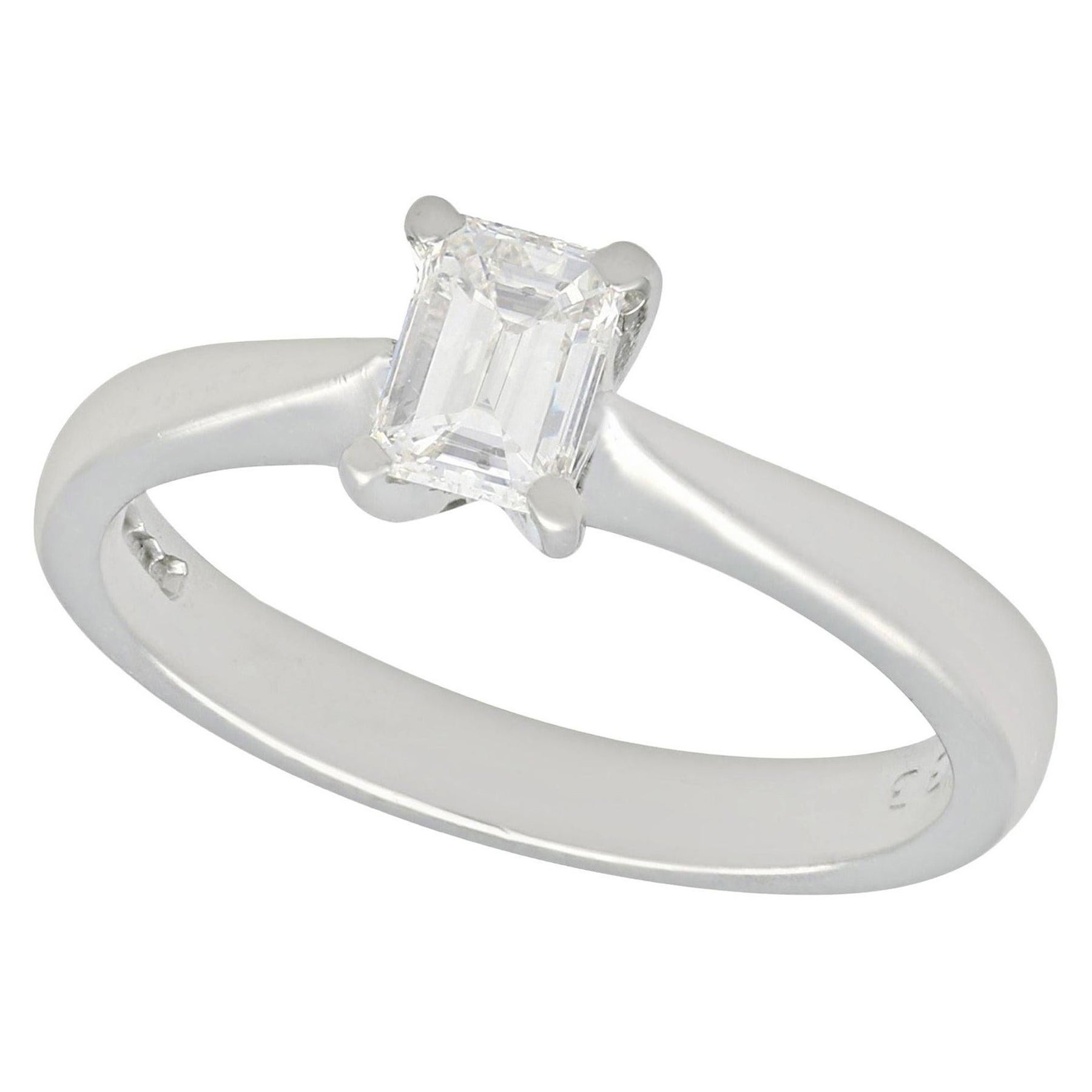 Anillo de compromiso solitario de platino y diamante talla esmeralda