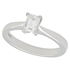 Anillo de compromiso solitario de platino y diamante talla esmeralda