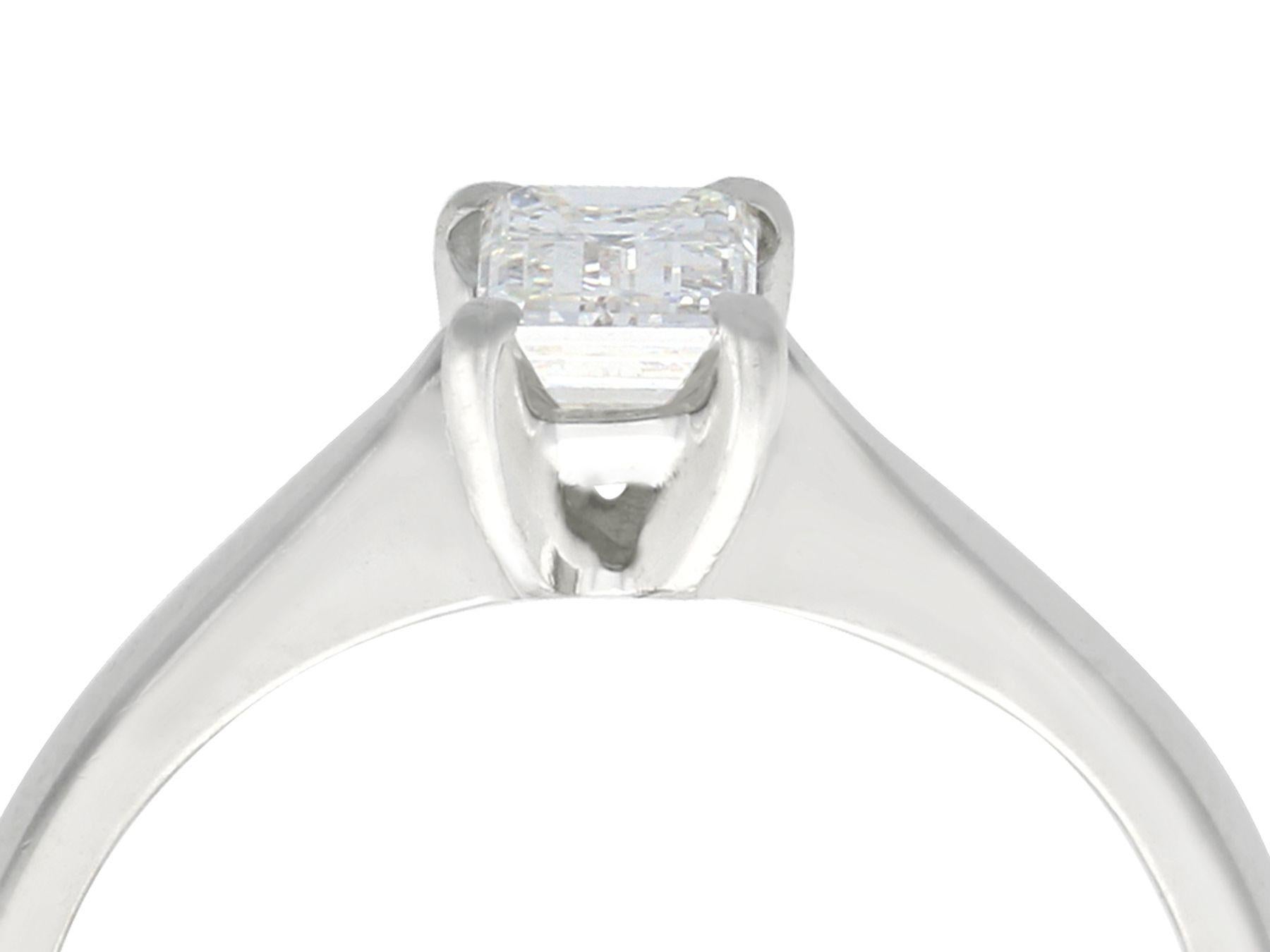 Taille émeraude Bague de fiançailles solitaire en platine et diamant taille émeraude en vente