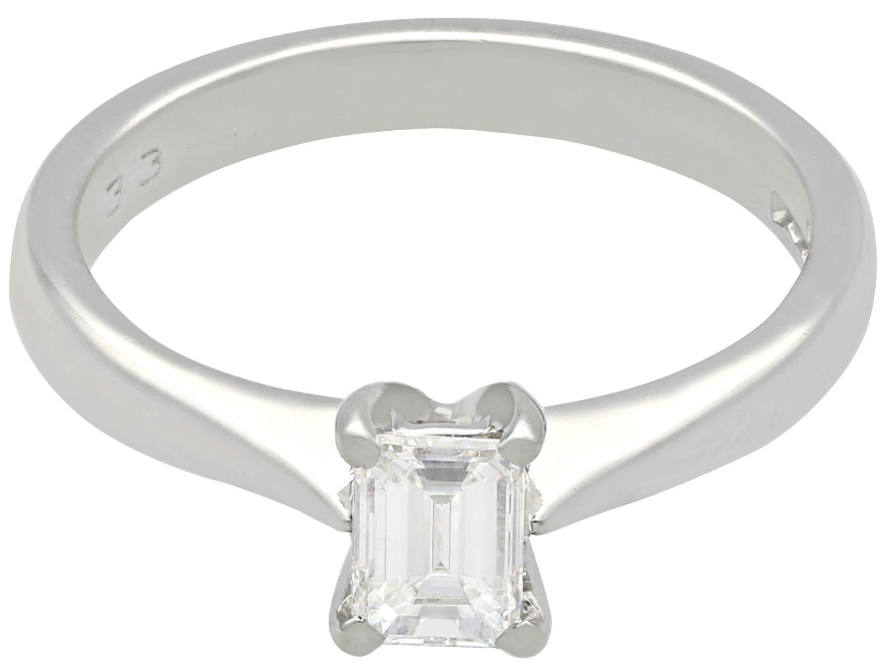 Bague de fiançailles solitaire en platine et diamant taille émeraude Pour femmes en vente