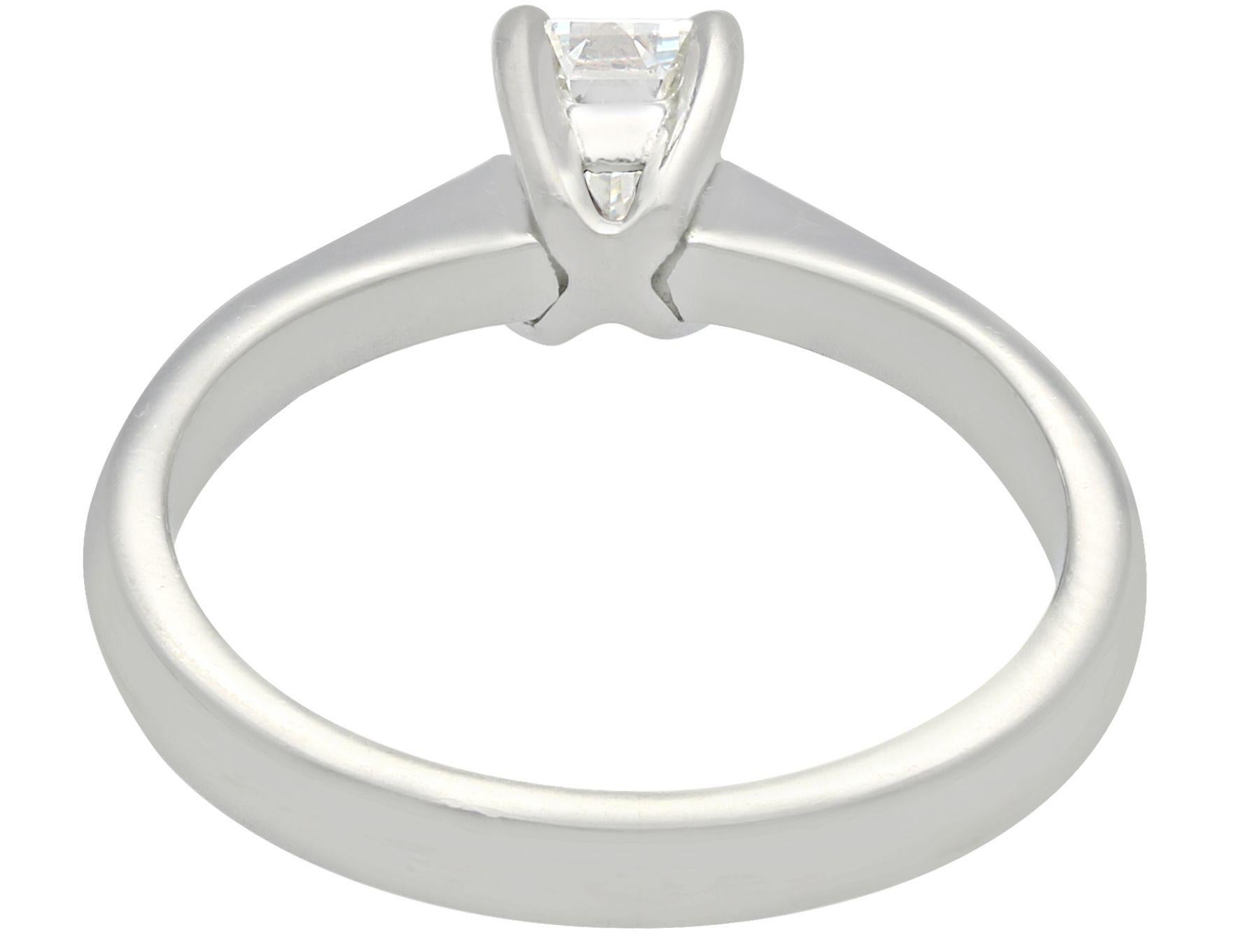 Bague de fiançailles solitaire en platine et diamant taille émeraude en vente 1