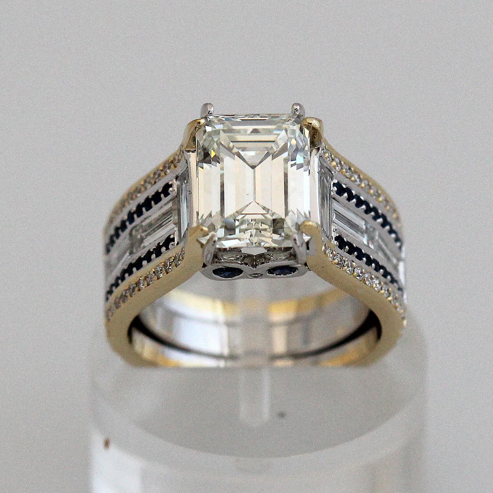 Smaragdgeschliffener Diamant- und Saphirring, Ben Dannie Design (Smaragdschliff) im Angebot