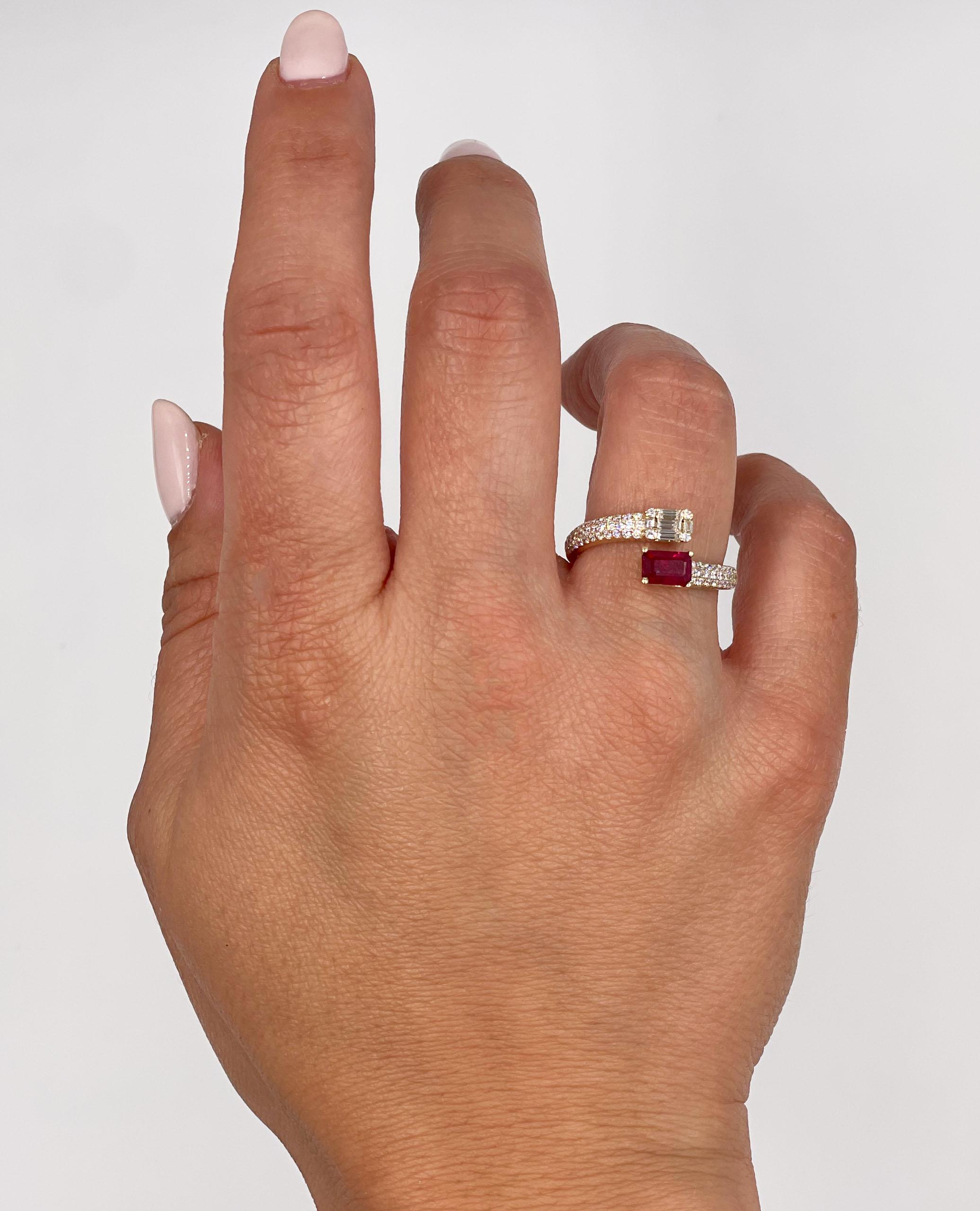 Anello bypass in oro giallo 14K con diamanti incastonati per un peso totale di 0,38 carati, 5 diamanti taglio smeraldo per un peso totale di 0,14 carati e un rubino taglio a gradino per un peso di 0,84 carati.

- Taglia 7.5, può essere aumentata o