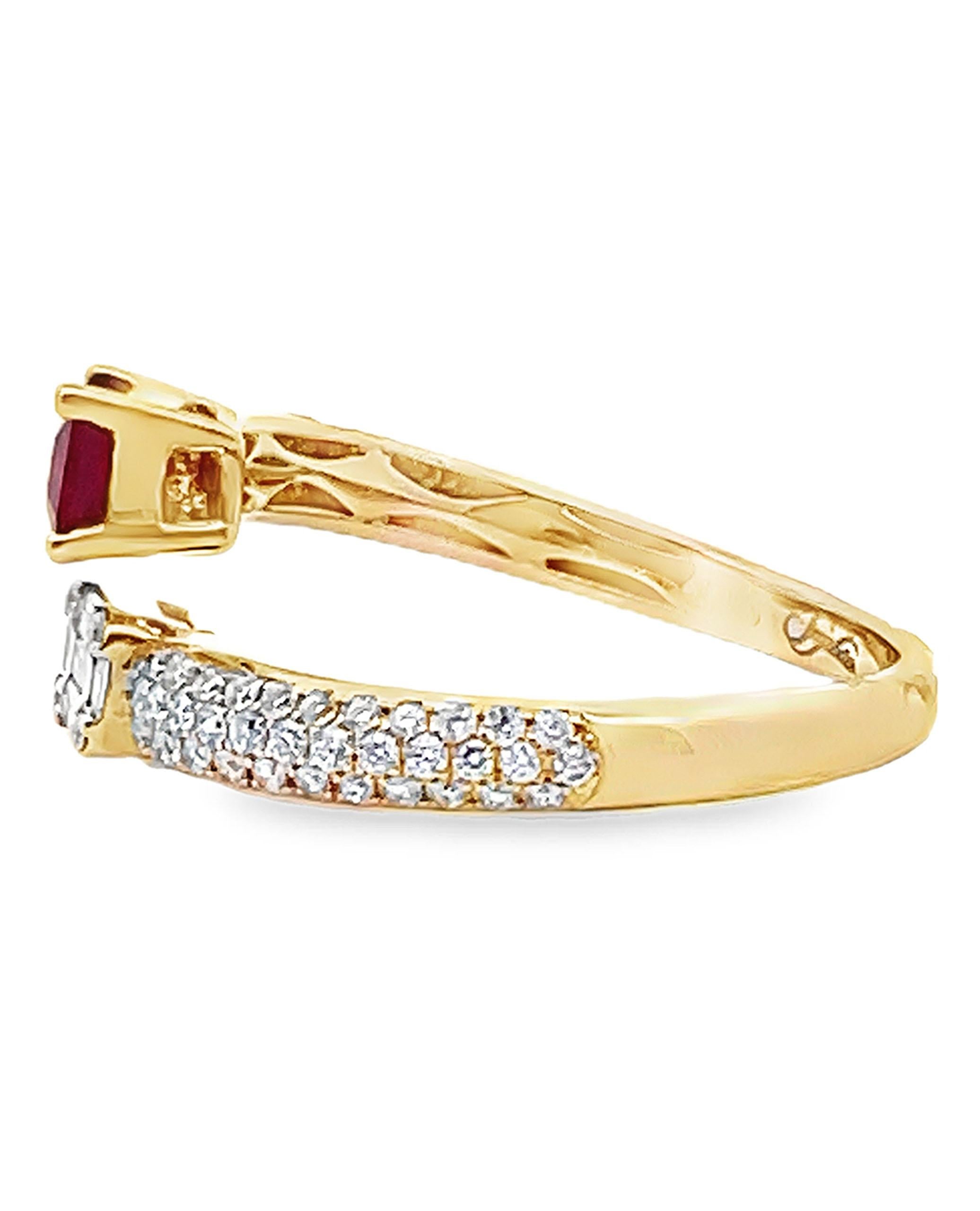 Taglio misto Anello bypass con diamante taglio smeraldo e rubino taglio Step in oro giallo 14K in vendita