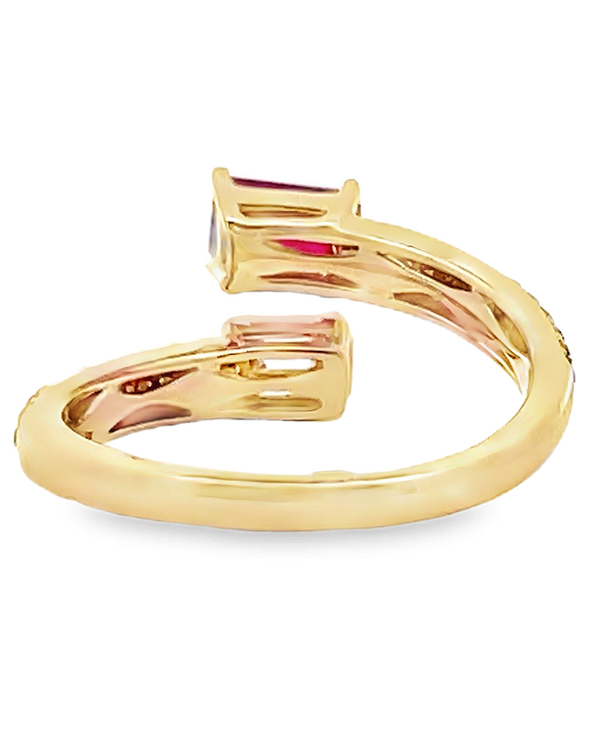 Anello bypass con diamante taglio smeraldo e rubino taglio Step in oro giallo 14K In condizioni Nuovo in vendita a Old Tappan, NJ