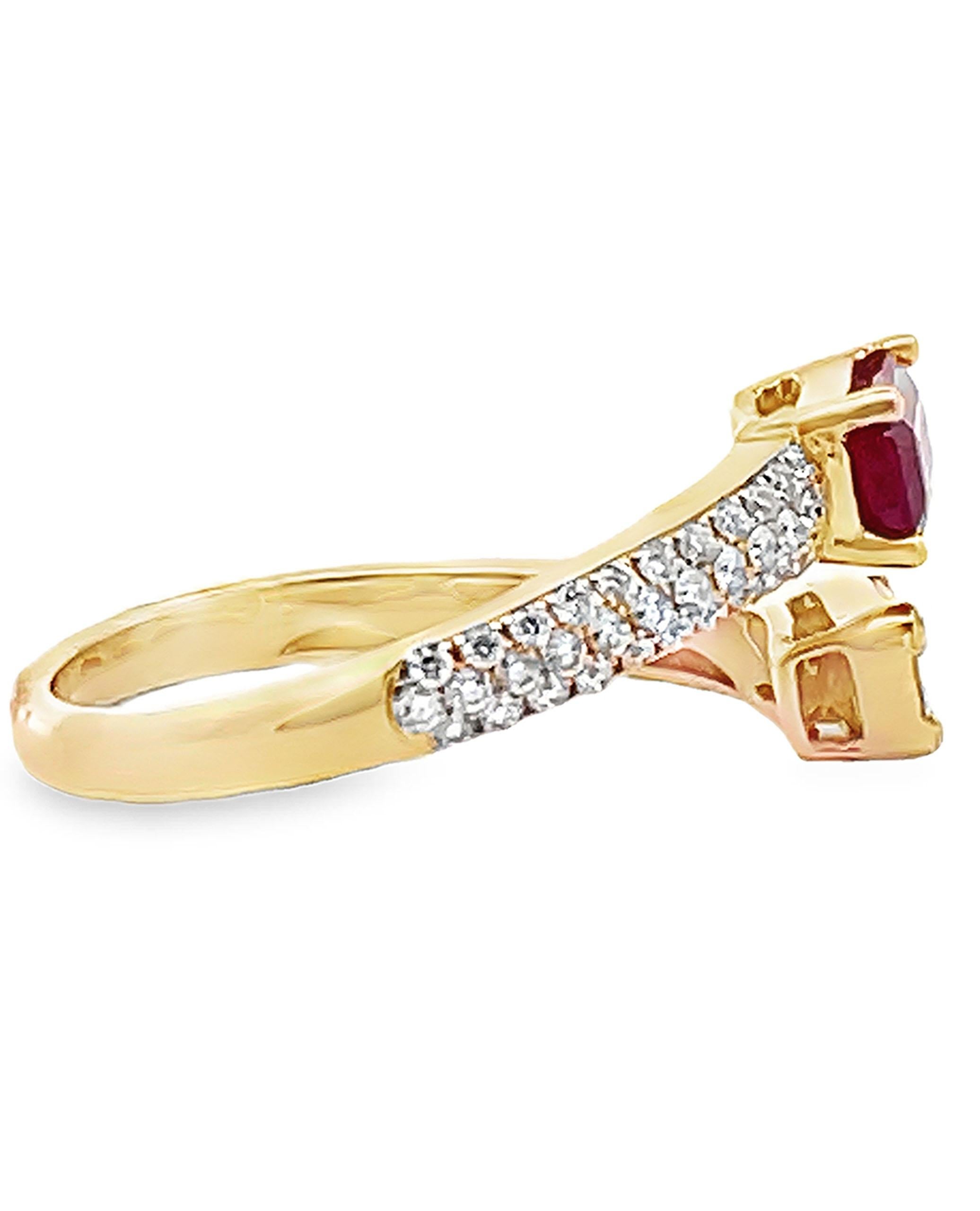 Donna Anello bypass con diamante taglio smeraldo e rubino taglio Step in oro giallo 14K in vendita