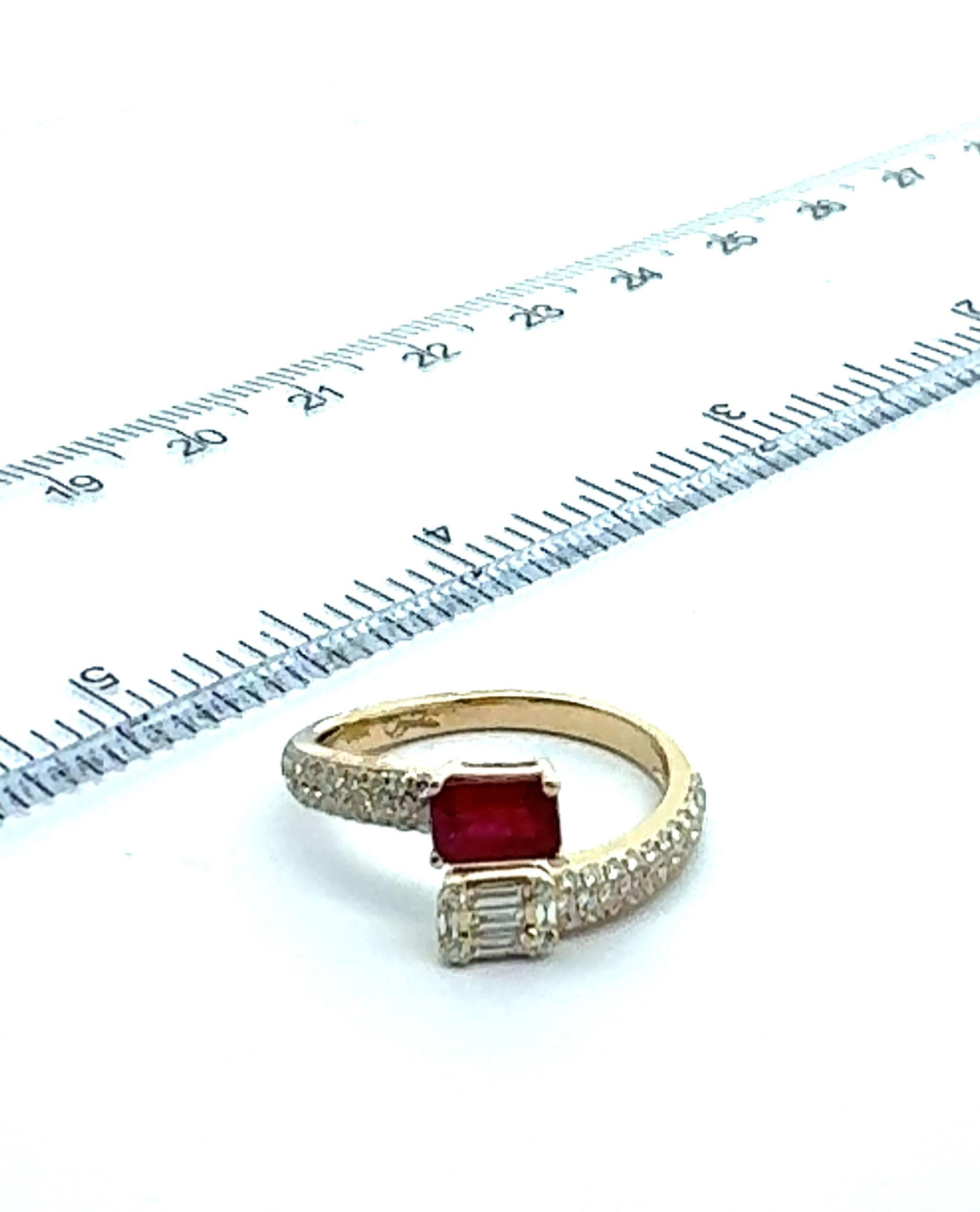 Anello bypass con diamante taglio smeraldo e rubino taglio Step in oro giallo 14K in vendita 1