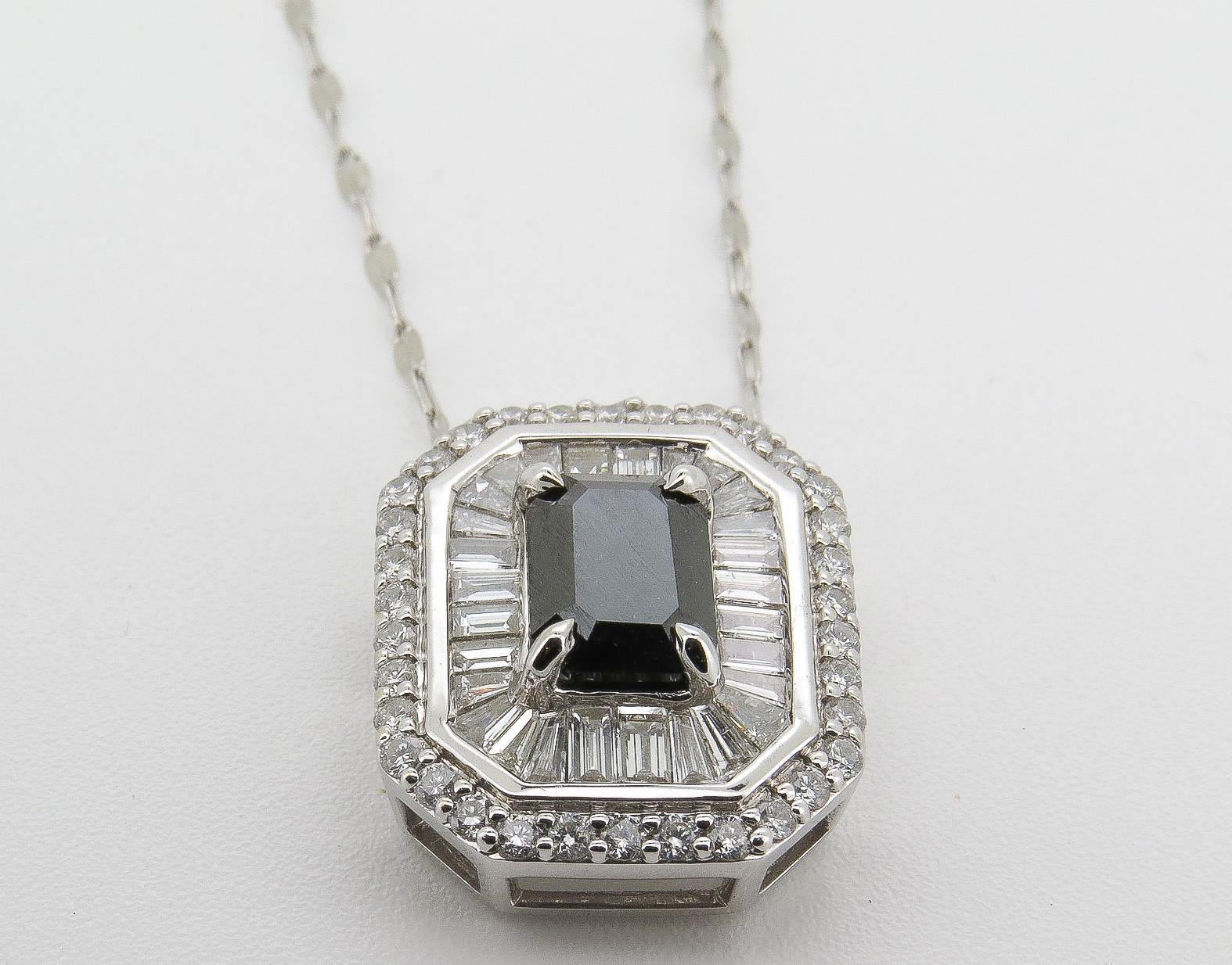 Collana con diamante in oro 14K Lauren:
Una sorprendente rivisitazione in chiave moderna dell'eleganza dell'epoca decò, il Lauren è un capo che si fa notare, sia indossato da solo che al centro di una serie di strati. Questo design esclusivo