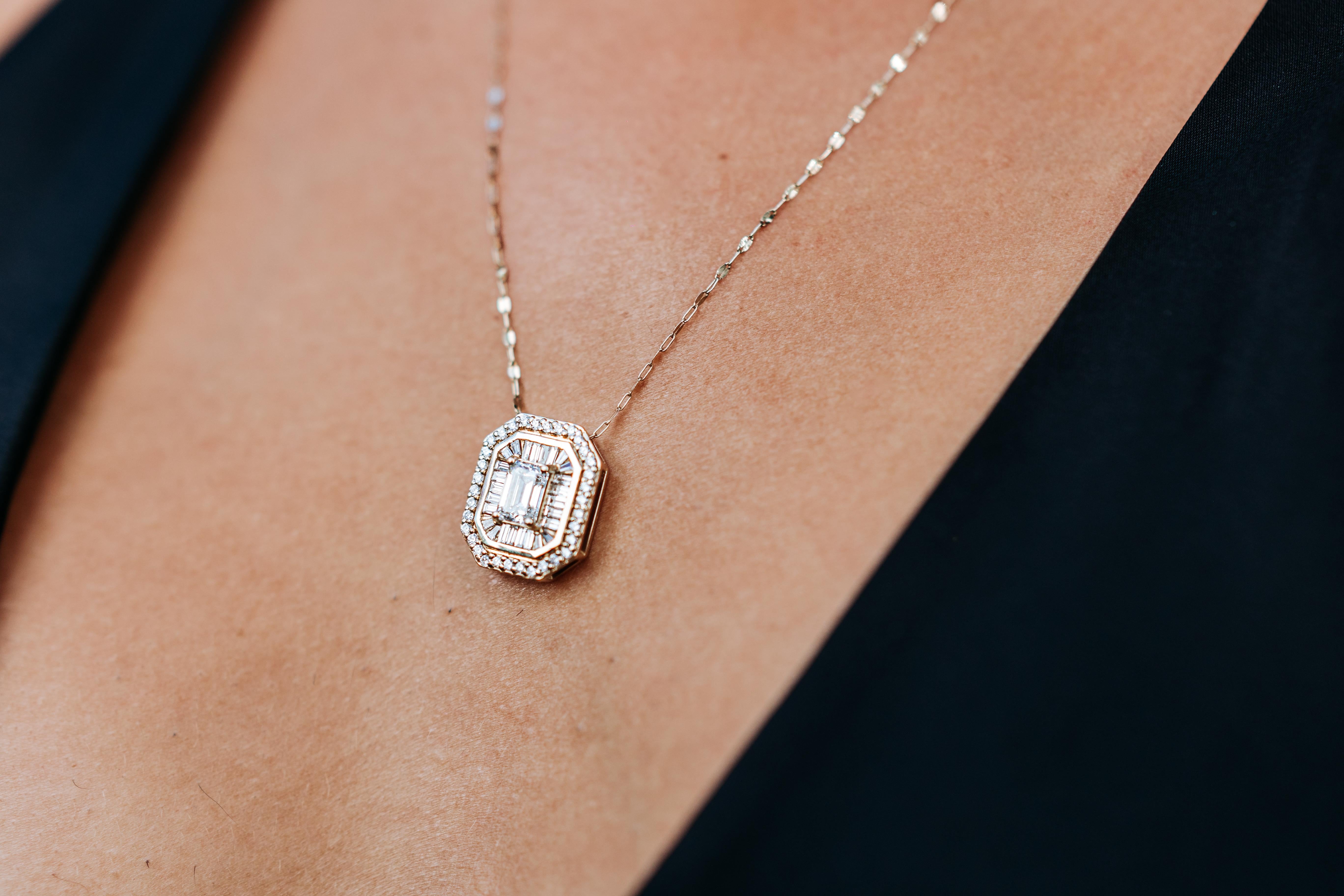 Donna Collana con ciondolo in oro K.K. con diamante taglio smeraldo Baguette Burst da 2,14 carati in vendita