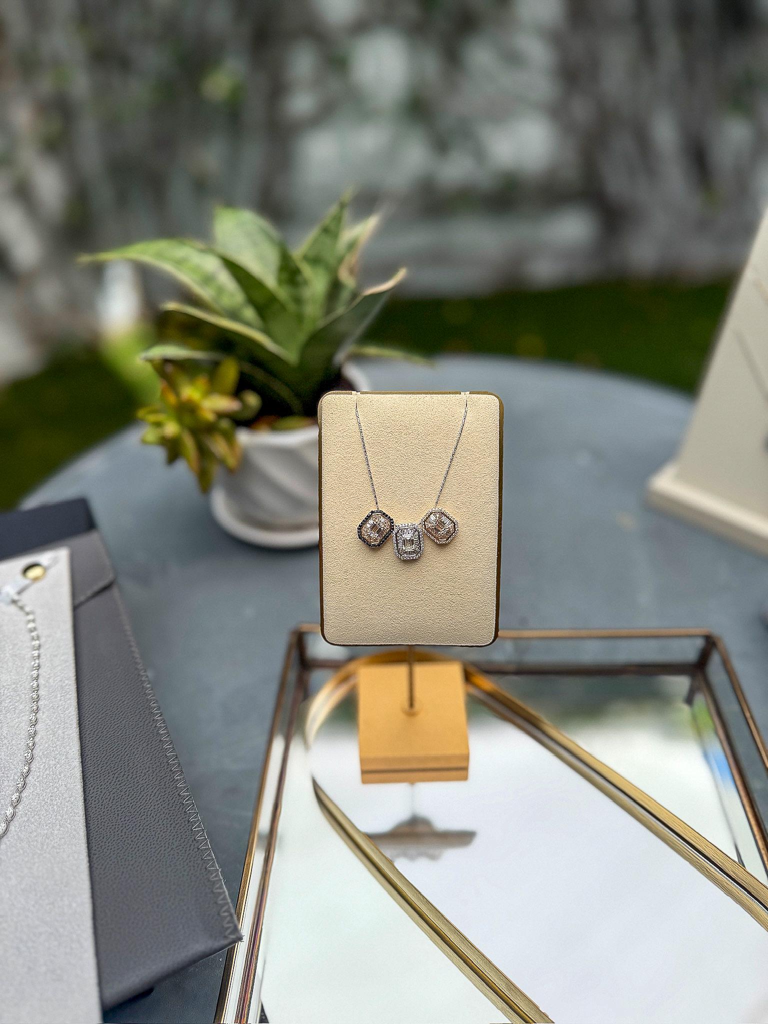 Collana con ciondolo in oro K.K. con diamanti taglio smeraldo e baguette da 2,18 carati in vendita 4
