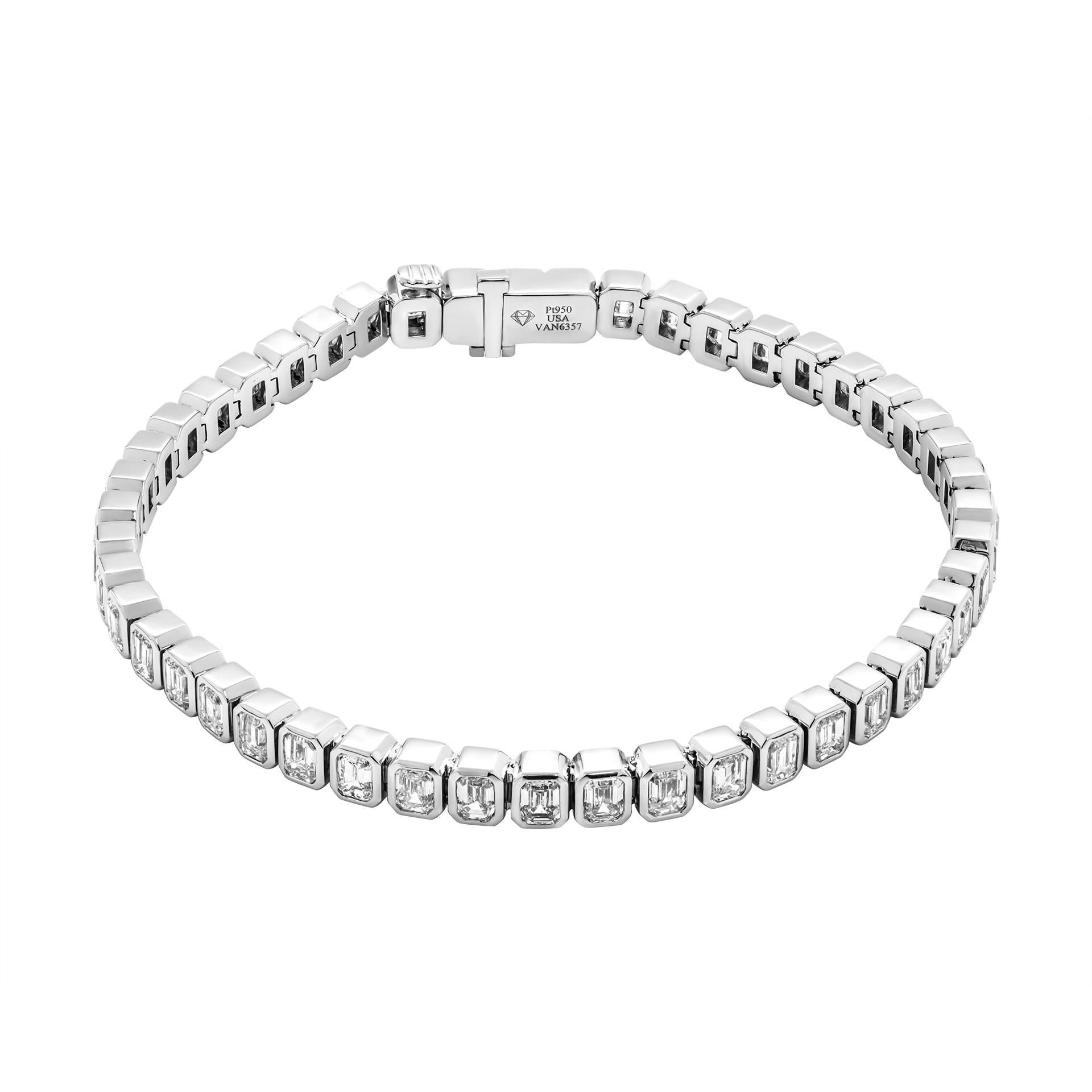 Emerald cut diamond Bezel bracelet in Platinum In New Condition For Sale In New York, NY