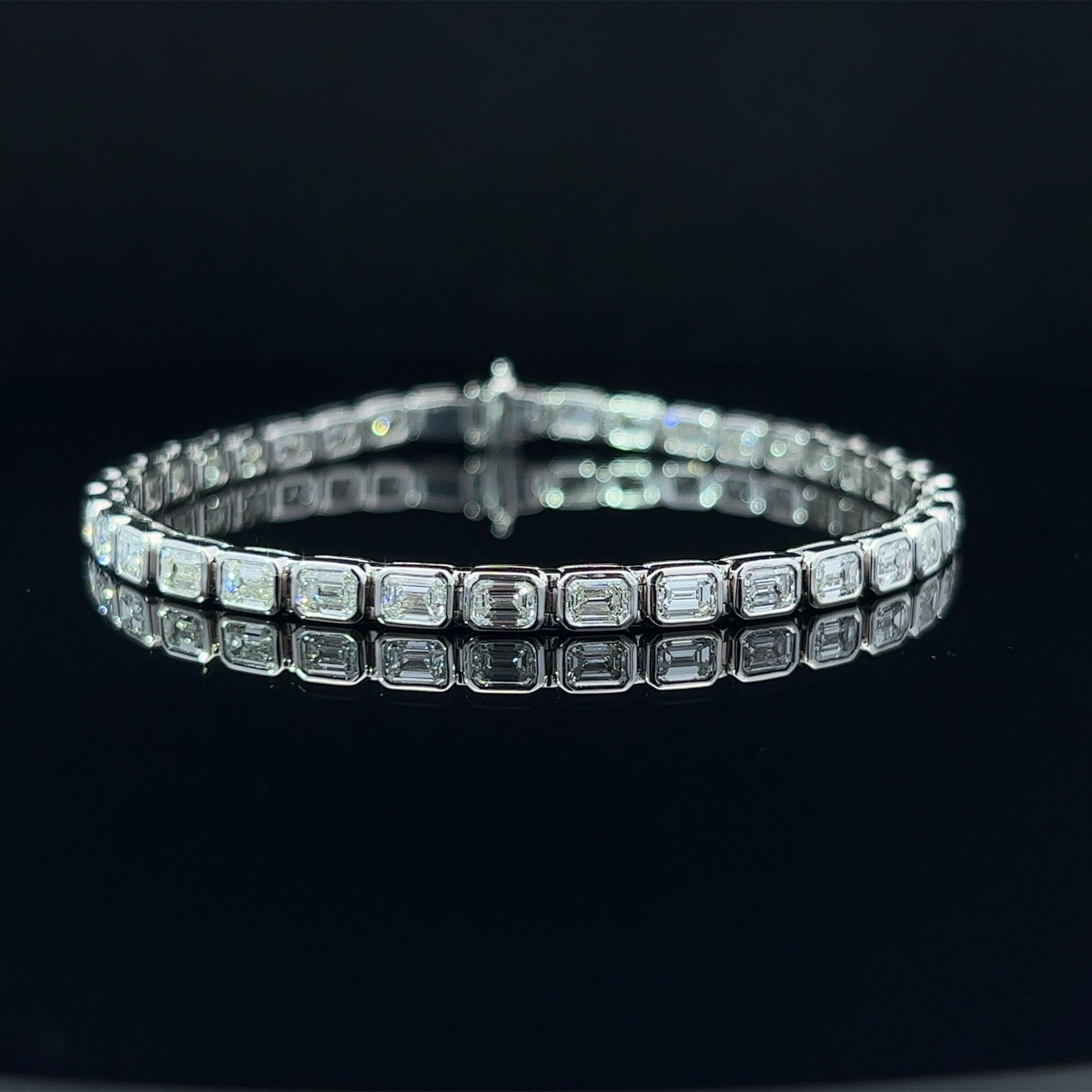 Diamond Shape: Emerald Cut   
Total Diamond Weight: 6.2ct 
Individual Diamond Weight: .20ct 
Color/Clarity: FG VVS  
Metal: 18K White Gold 
Metal Weight: 13.98g

Key Features:

Emerald-Cut Diamonds: The centerpiece of this bracelet consists of a