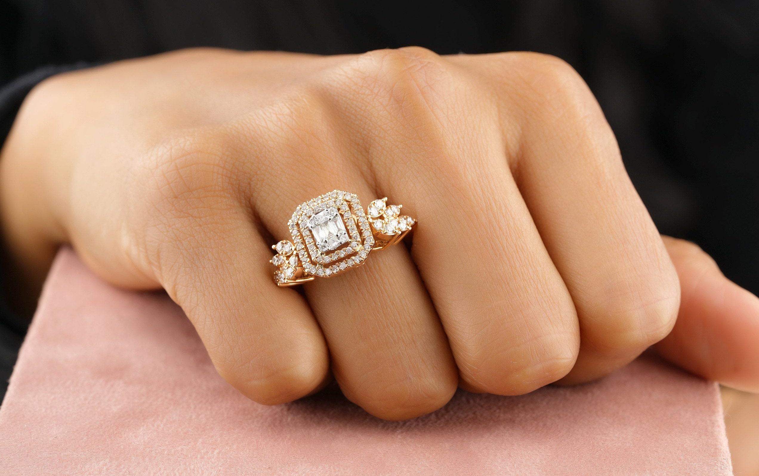 Diamant-Cluster-Ring aus 14k massivem Gold mit Smaragdschliff und Diamanten (zertifiziert) (Art déco) im Angebot