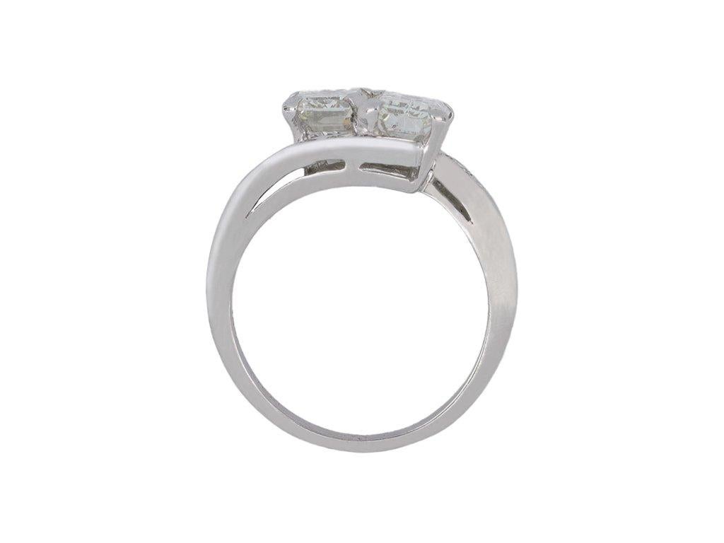 Emerald-cut diamond cross over ring, American, circa 1950. In Good Condition For Sale In London, GB