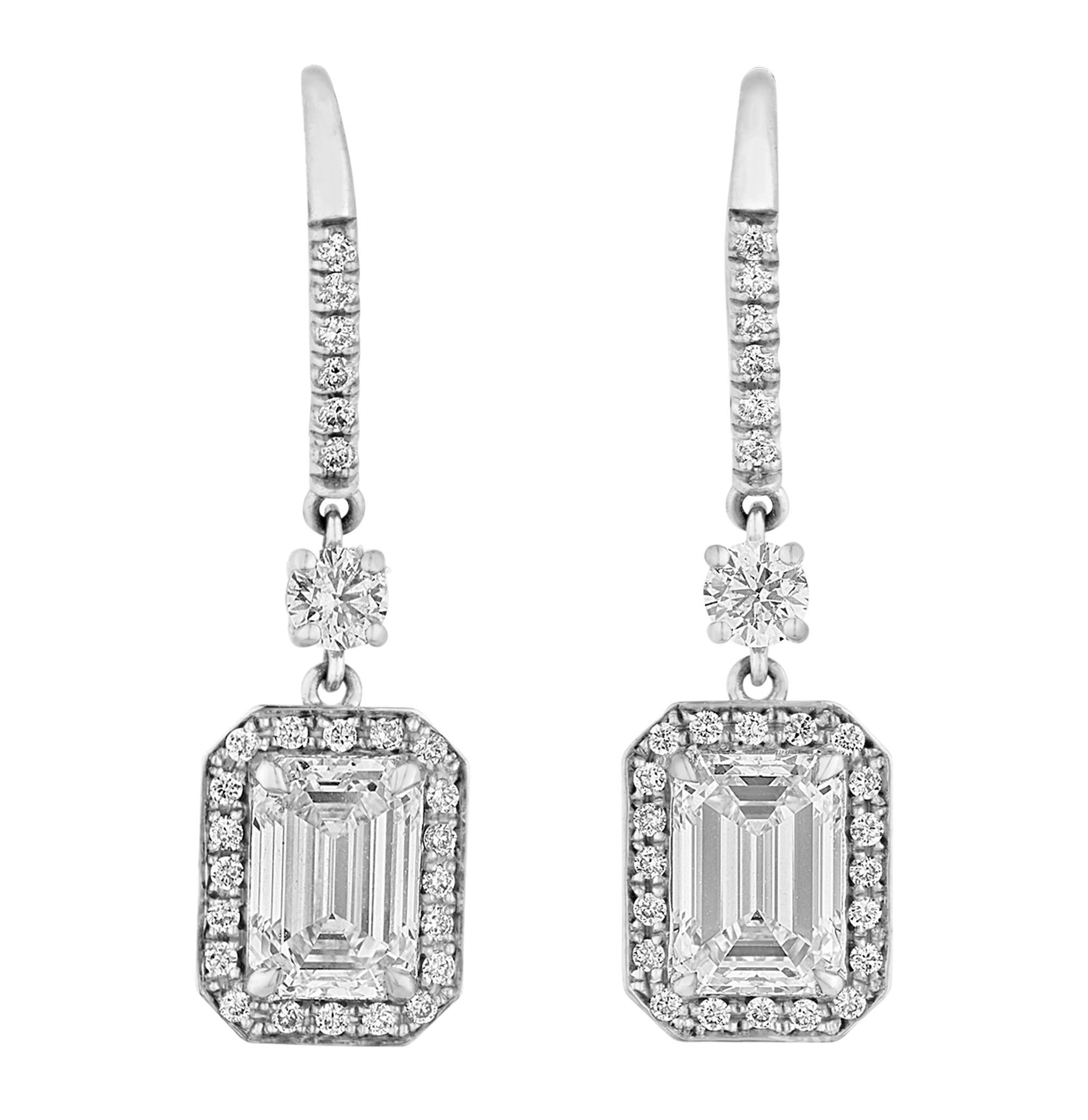 Moderne Boucles d'oreilles pendantes en diamant taille émeraude, 2,17 carats en vente