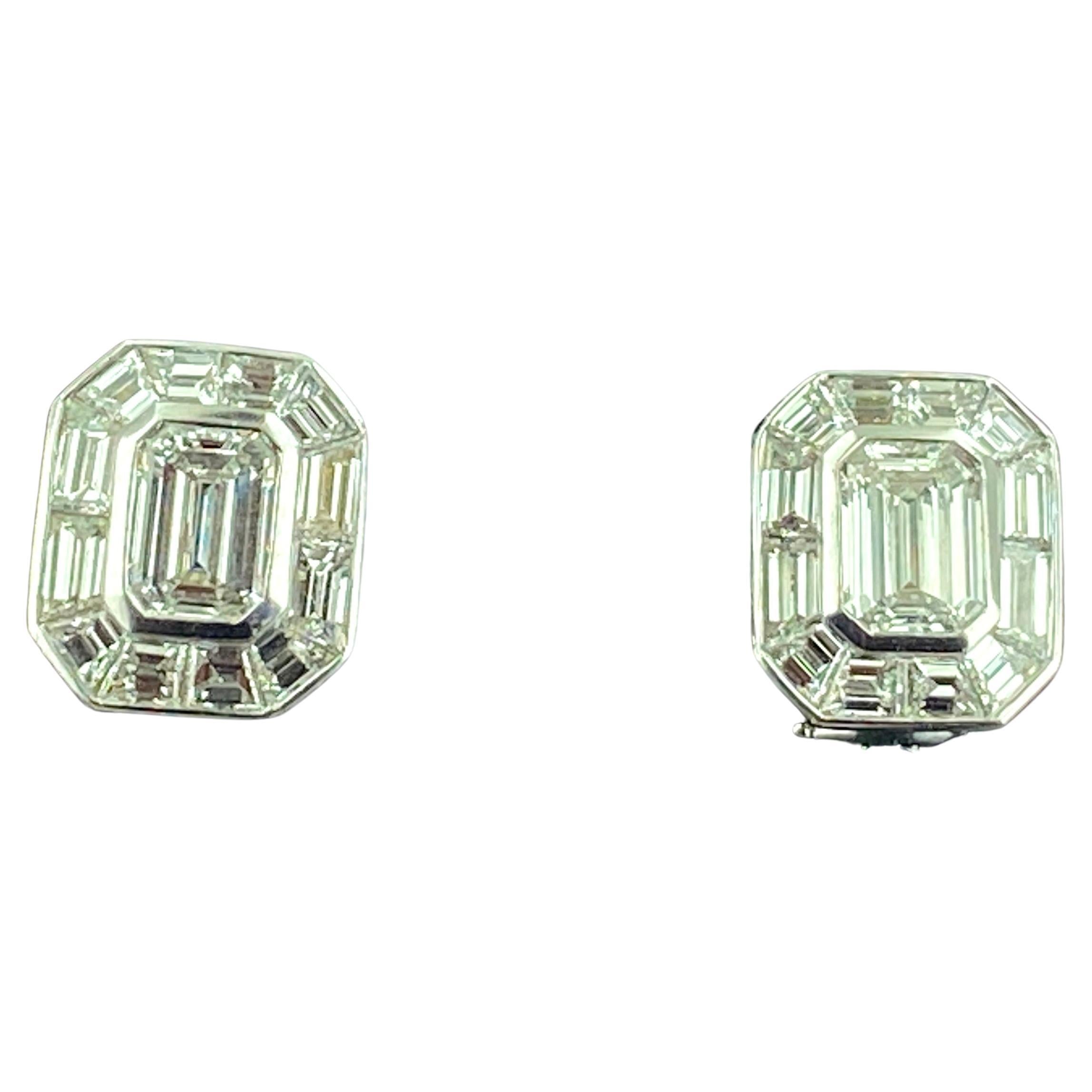 Boucles d'oreilles en platine serties de diamants taille émeraude.