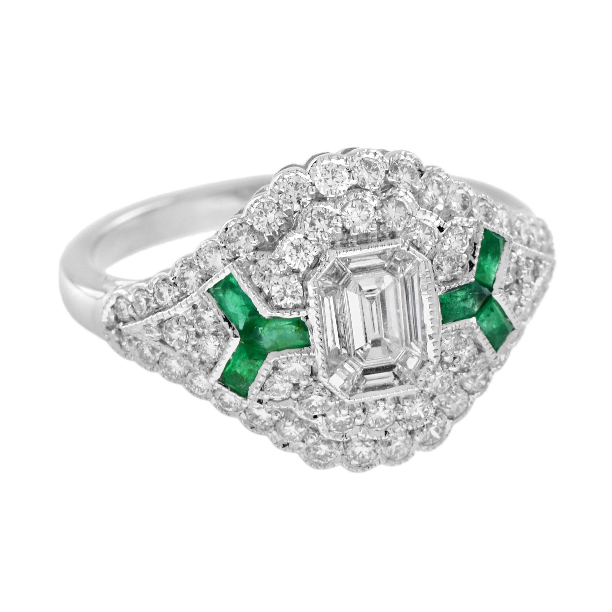 Un magnifique diamant de taille émeraude est présenté dans un style Art déco classique. La pierre précieuse rayonne à l'intérieur d'un halo étincelant de diamants ronds de taille brillant ponctué à l'est et à l'ouest de deux lignes d'émeraudes de