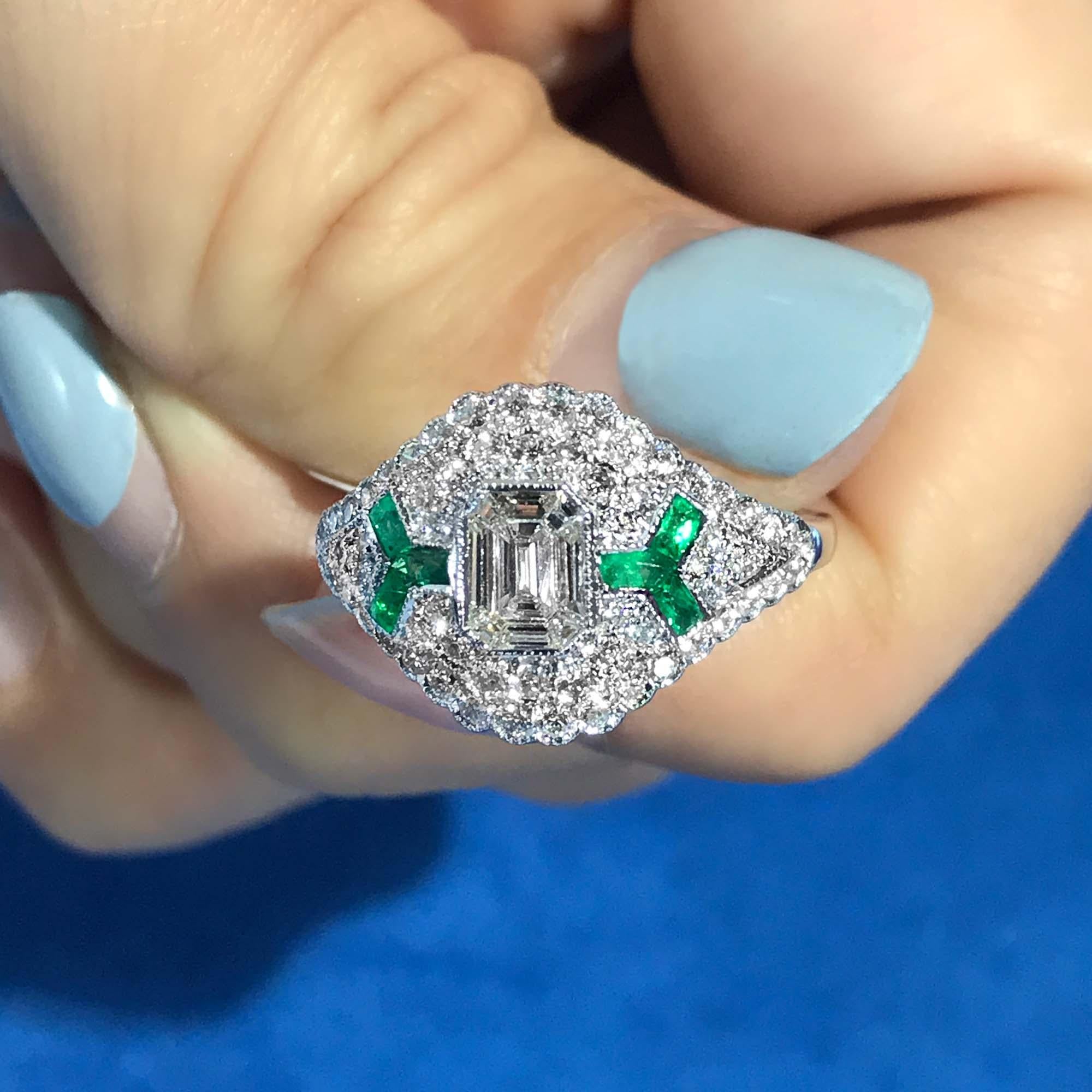 Bague unique en or blanc 18k avec diamant et émeraude d'inspiration Art Déco Pour femmes en vente