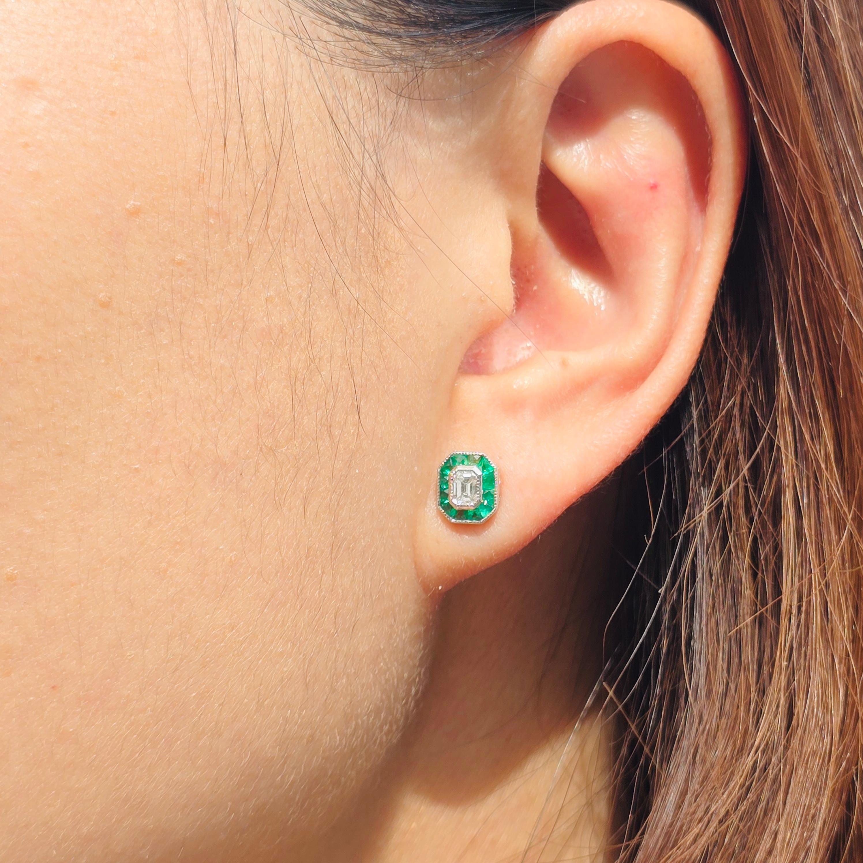 L'élégance intemporelle rencontre le charme vibrant de ces remarquables boucles d'oreilles. Au centre, un diamant radieux taillé en émeraude vole la vedette, encadré par un halo d'émeraudes françaises taillées avec précision. Les lignes nettes et le