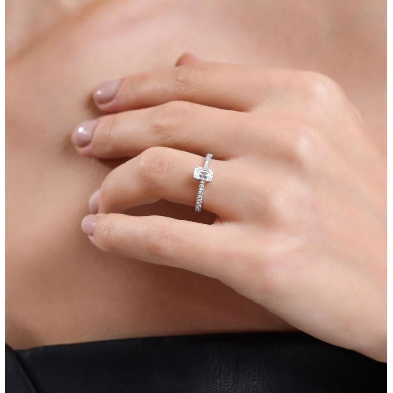 Smaragdschliff Diamant Verlobungsring 0,90ct Damen im Angebot