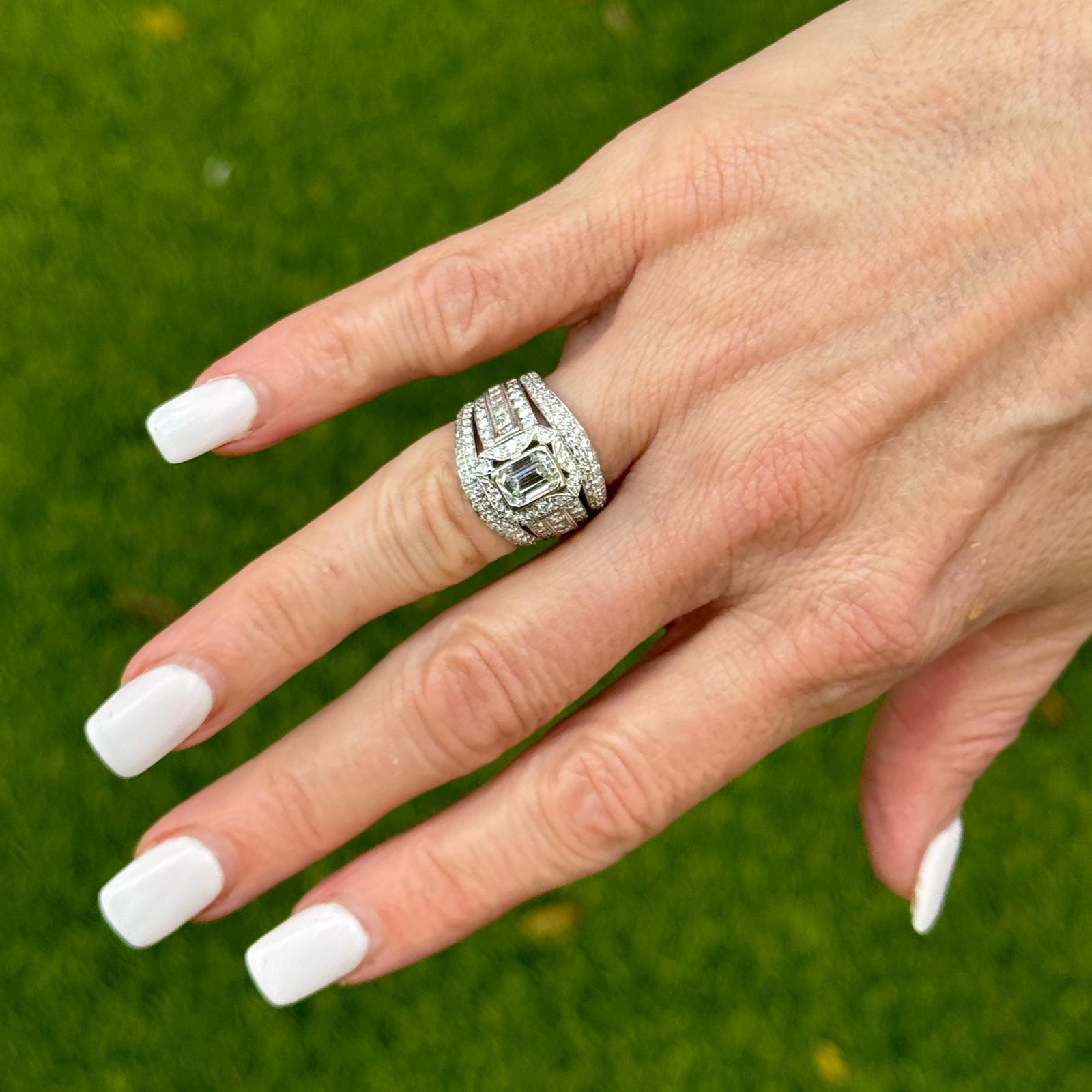 Dieses 1,08 Karat Smaragdschliff-Diamanten-Verlobungsset für die Braut ist ein atemberaubender Ausdruck von Eleganz und Raffinesse. Der GIA-zertifizierte Diamant in der Mitte ist mit I für die Farbe und VS1 für die Reinheit eingestuft und bietet