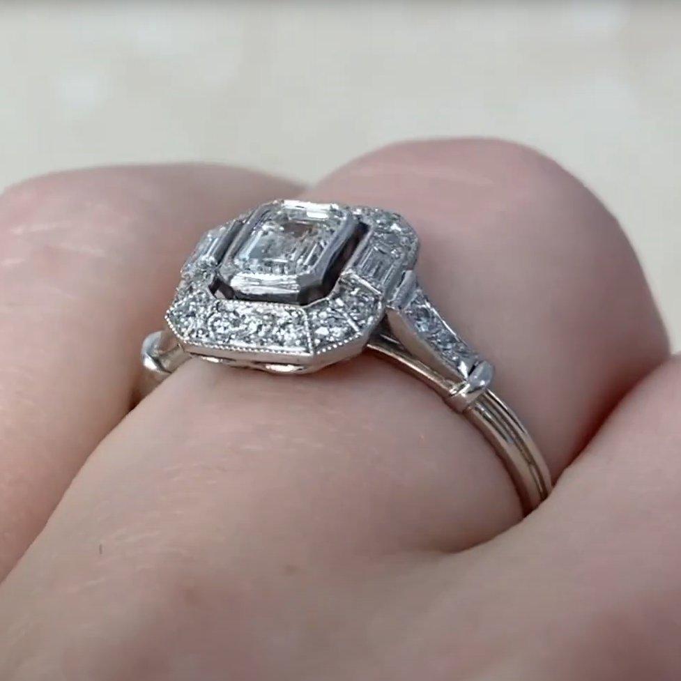 Taille émeraude Bague de fiançailles avec halo en diamant taille émeraude (GIA environ 0.5 carats), platine en vente