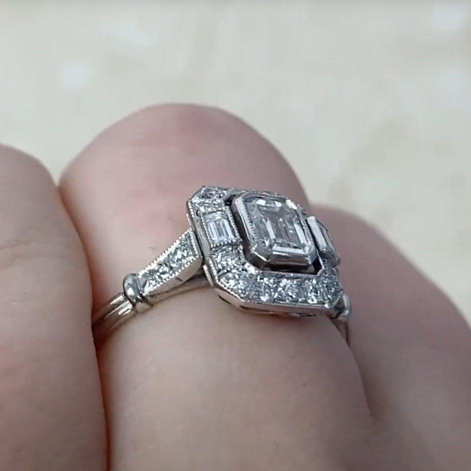 Smaragdgeschliffener Diamant-Verlobungshalo-Ring (GIA ca. 0.5 Karat), Platin (Smaragdschliff) im Angebot