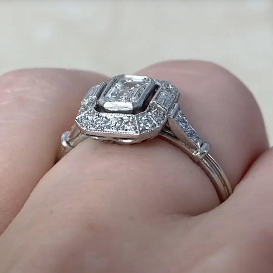 Smaragdgeschliffener Diamant-Verlobungshalo-Ring (GIA ca. 0.5 Karat), Platin im Zustand „Hervorragend“ im Angebot in New York, NY