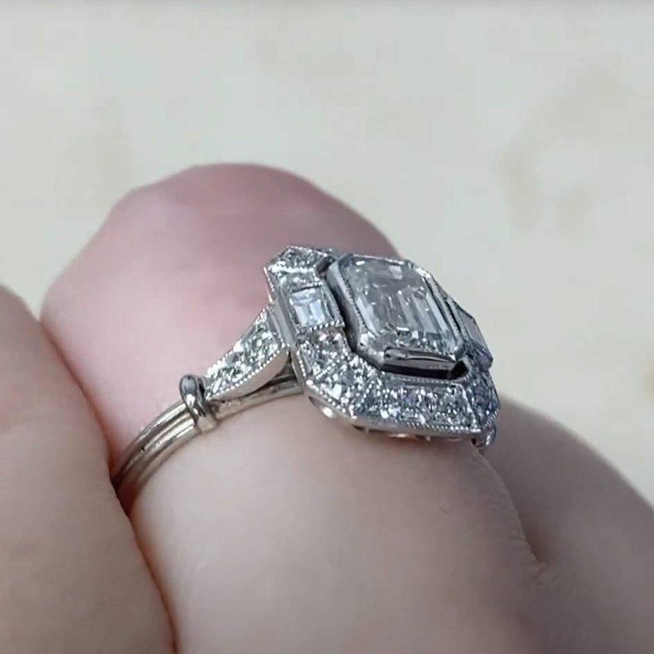 Smaragdgeschliffener Diamant-Verlobungshalo-Ring (GIA ca. 0,8 Karat), Platin (Smaragdschliff) im Angebot