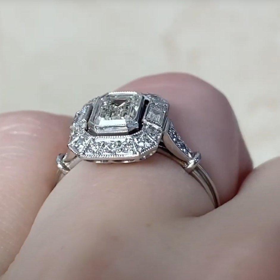 Smaragdgeschliffener Diamant-Verlobungshalo-Ring (GIA ca. 0,8 Karat), Platin im Zustand „Hervorragend“ im Angebot in New York, NY