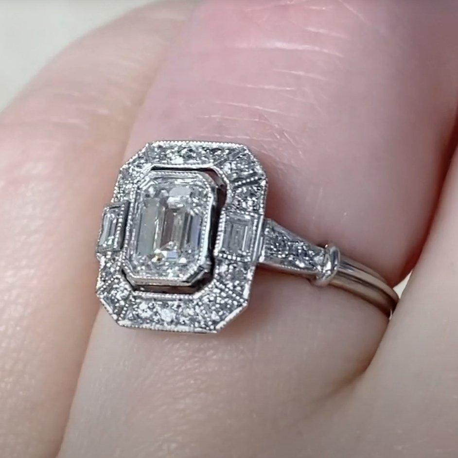 Smaragdgeschliffener Diamant-Verlobungshalo-Ring (GIA ca. 0,8 Karat), Platin Damen im Angebot